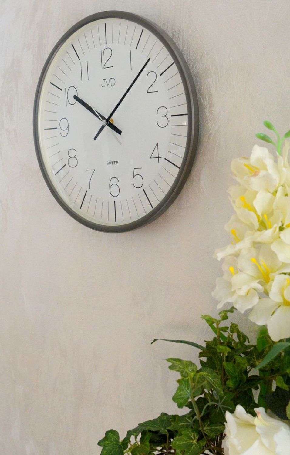 Zegar ścienny JVD 33 cm z cichym mechanizmem HX8019.2 szary. Zegar ścienny JVD. Zegarek ścienny z cichym mechanizmem. Ścienny zegar do pokoju. Zegar ścienny JVD na prezent..jpg