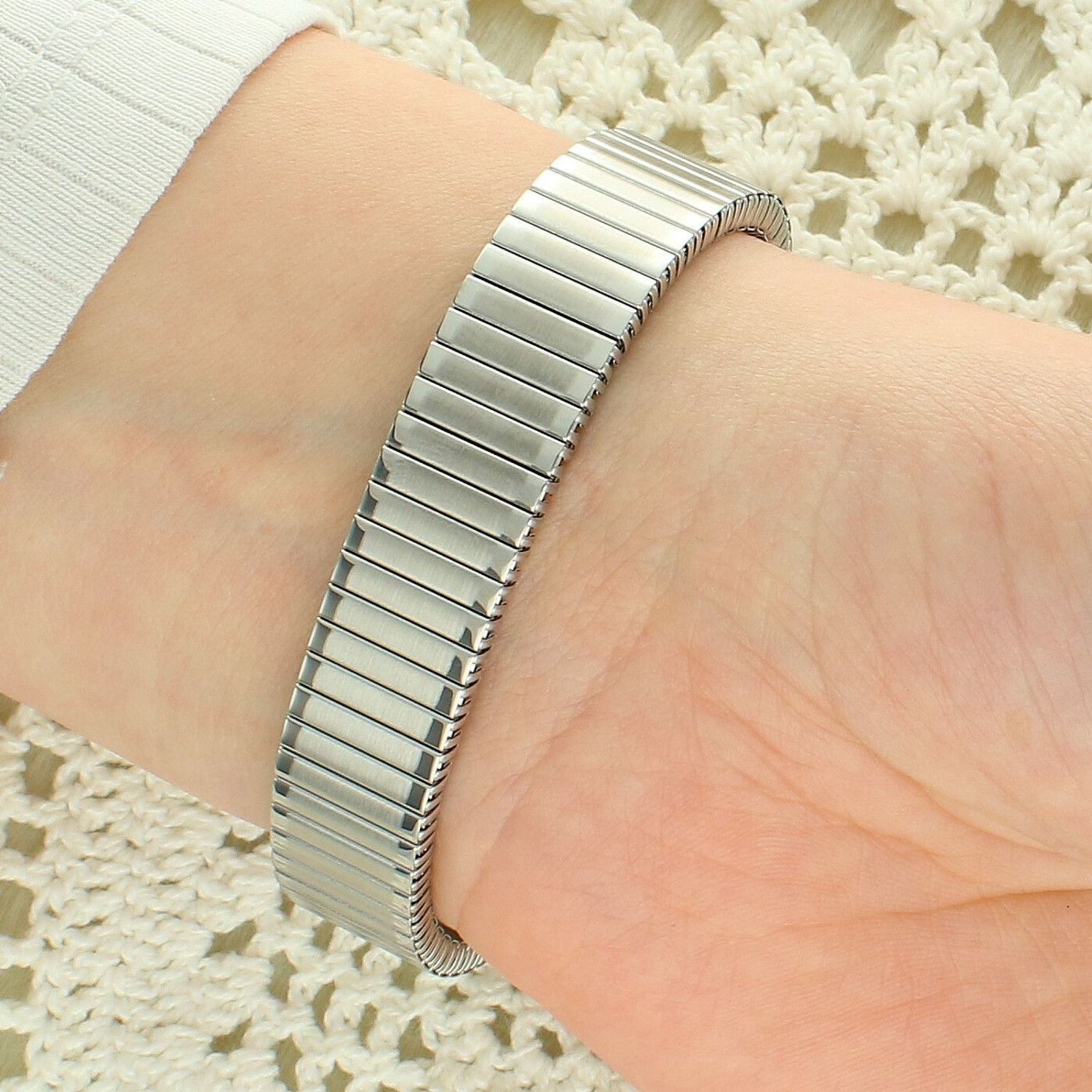 Zegarek damski JVD J4072.3 – elegancki srebrny zegarek z kwadratową tarczą.jpg