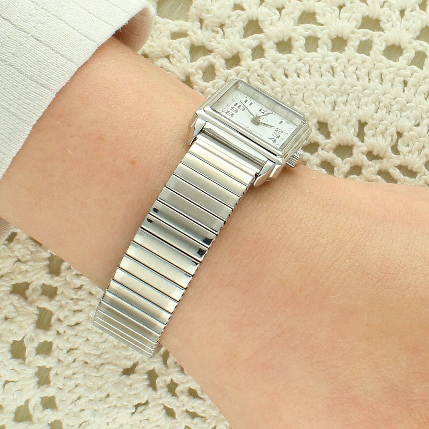 Zegarek damski JVD J4072.3 – elegancki srebrny zegarek z kwadratową tarczą.jpg