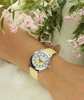Zegarek dla dziewczynki JVD J7227.1 motyl żółty. Taki właśnie jest zegarek dla dziecka JVD KIDS J7227.1, który został wyposażony jest w kwarcowy mechanizm, zasilany za pomocą baterii. Żółty, gładki.jpg