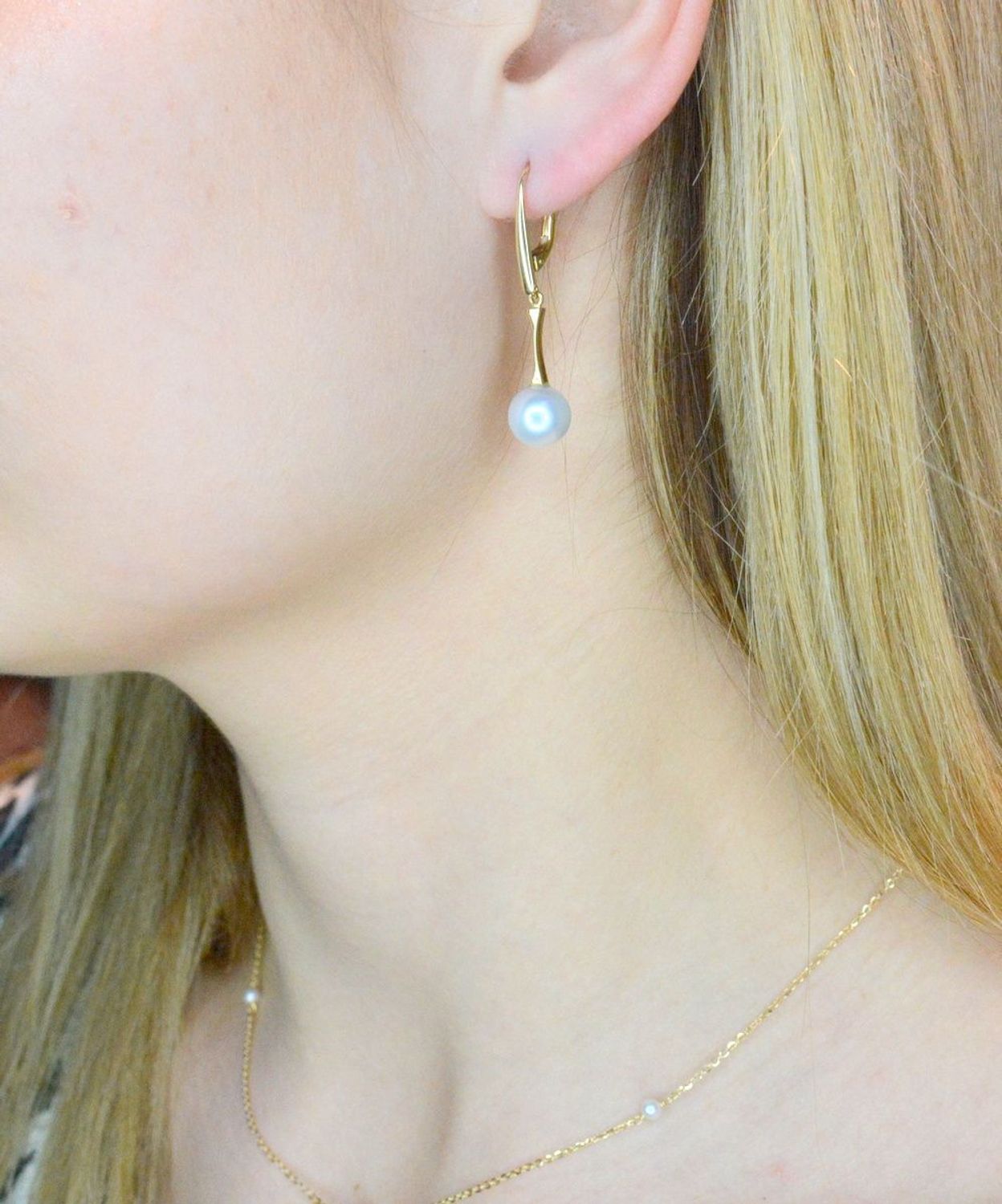 Złote kolczyki 585 wiszące z perełką DIA-KLC-013810-585. Kolczyki damskie złote wiszące perły. Kolczyki to idealna proporcje zamknięte w pięknej kompozycji. Kolczyki wykonane z wysokiej jakości złota próby 585. Nowa inte.jpg