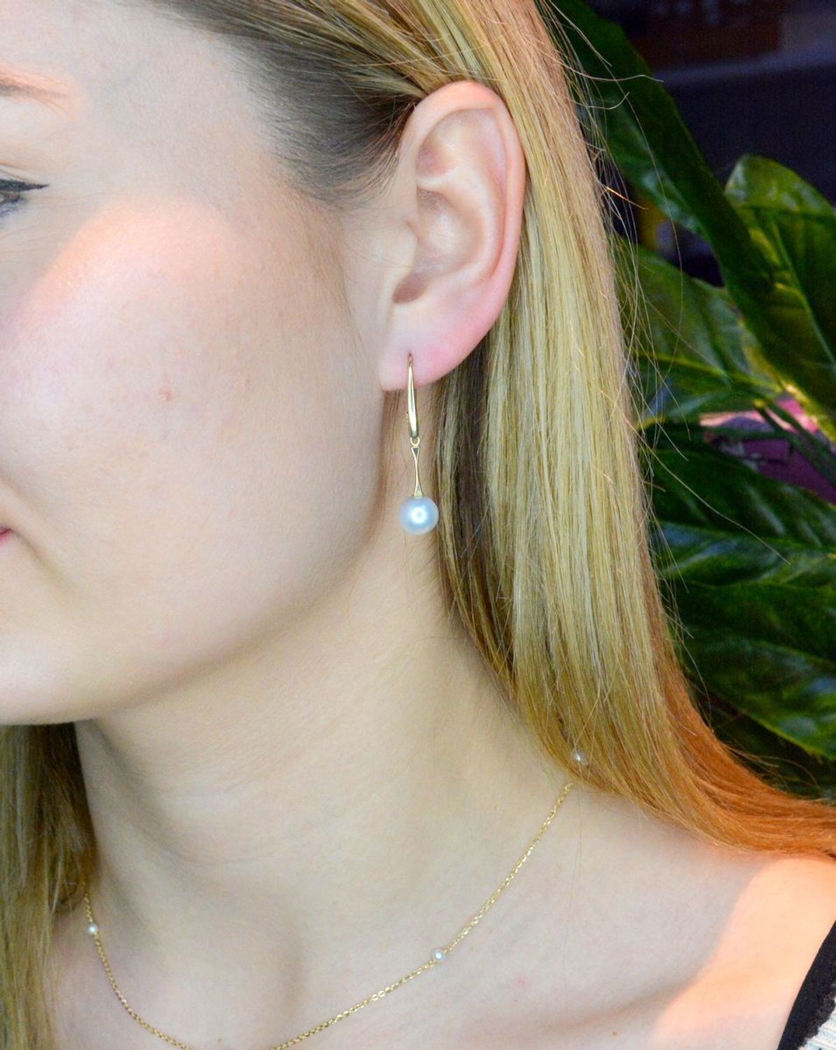 Złote kolczyki 585 wiszące z perełką DIA-KLC-013810-585. Kolczyki damskie złote wiszące perły. Kolczyki to idealna proporcje zamknięte w pięknej kompozycji. Kolczyki wykonane z wysokiej jakości złota próby 585. Nowa inte.jpg