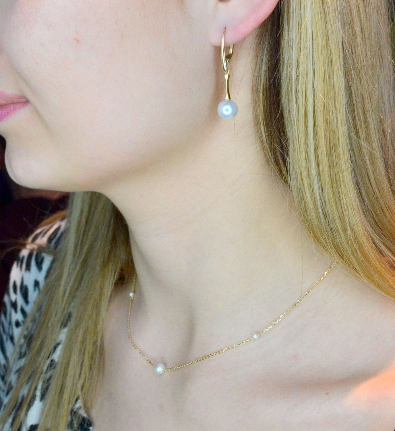 Złote kolczyki 585 wiszące z perełką DIA-KLC-013810-585. Kolczyki damskie złote wiszące perły. Kolczyki to idealna proporcje zamknięte w pięknej kompozycji. Kolczyki wykonane z wysokiej jakości złota próby 585. Nowa inte.jpg