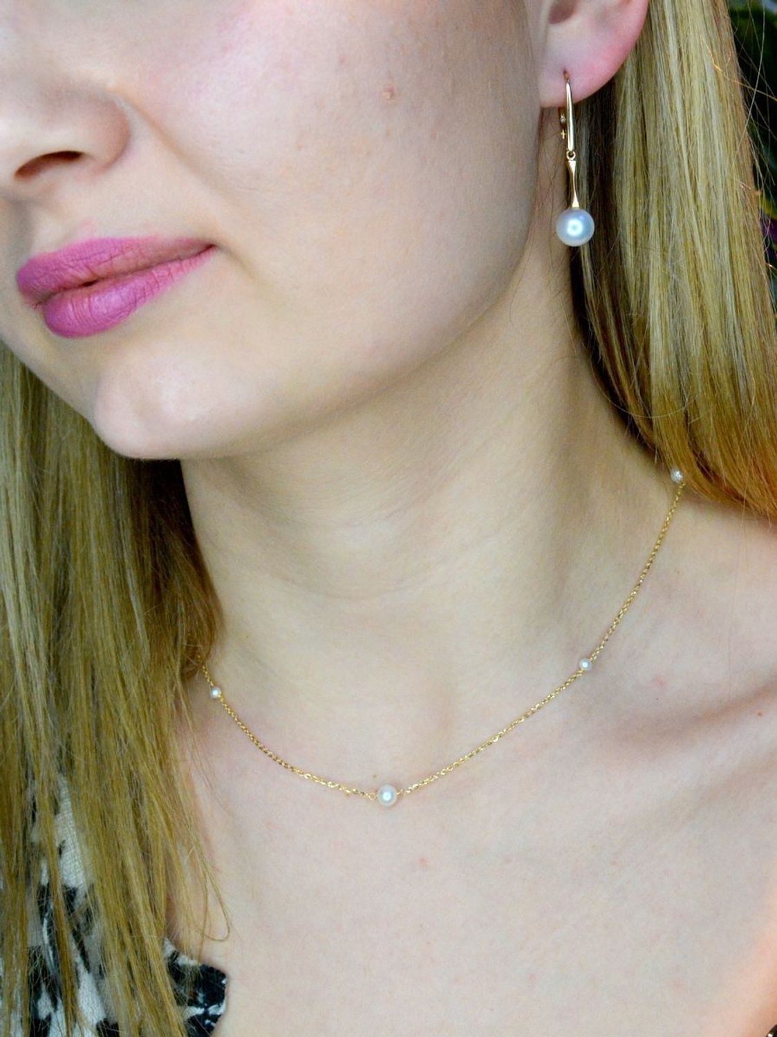 Złote kolczyki 585 wiszące z perełką DIA-KLC-013810-585. Kolczyki damskie złote wiszące perły. Kolczyki to idealna proporcje zamknięte w pięknej kompozycji. Kolczyki wykonane z wysokiej jakości złota próby 585. Nowa inte.jpg