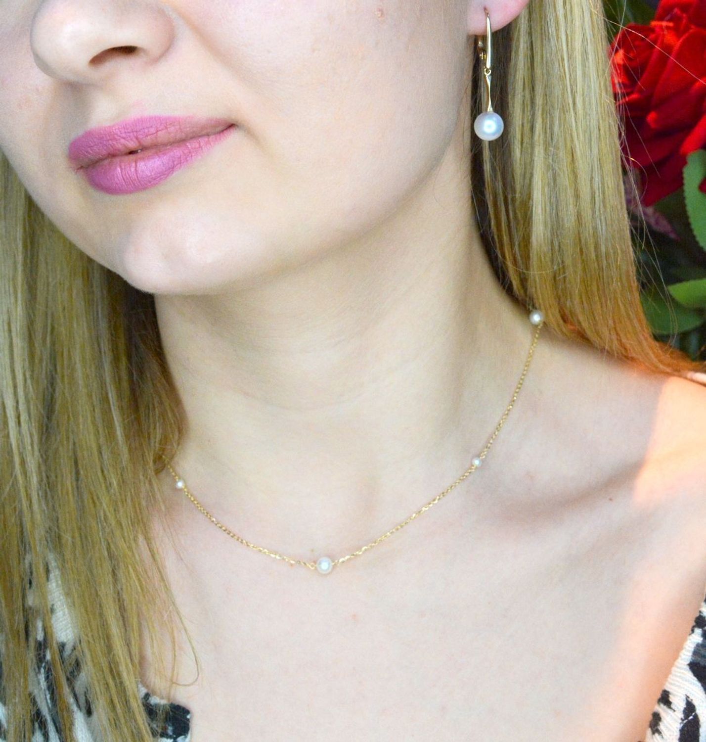 Złote kolczyki 585 wiszące z perełką DIA-KLC-013810-585. Kolczyki damskie złote wiszące perły. Kolczyki to idealna proporcje zamknięte w pięknej kompozycji. Kolczyki wykonane z wysokiej jakości złota próby 585. Nowa inte.jpg