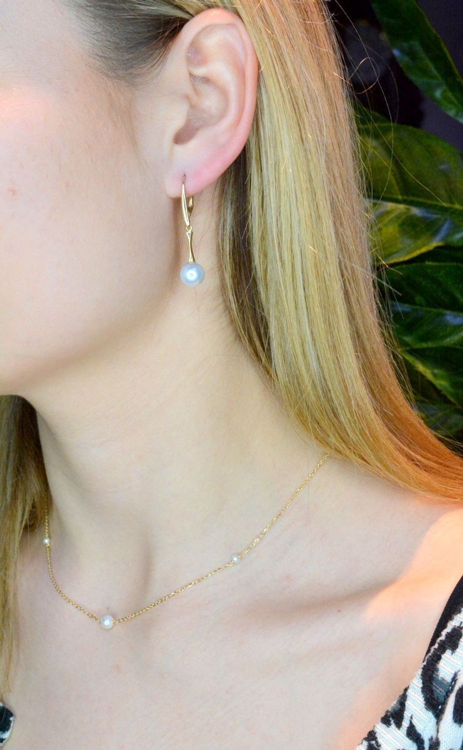 Złote kolczyki 585 wiszące z perełką DIA-KLC-013810-585. Kolczyki damskie złote wiszące perły. Kolczyki to idealna proporcje zamknięte w pięknej kompozycji. Kolczyki wykonane z wysokiej jakości złota próby 585. Nowa inte.jpg