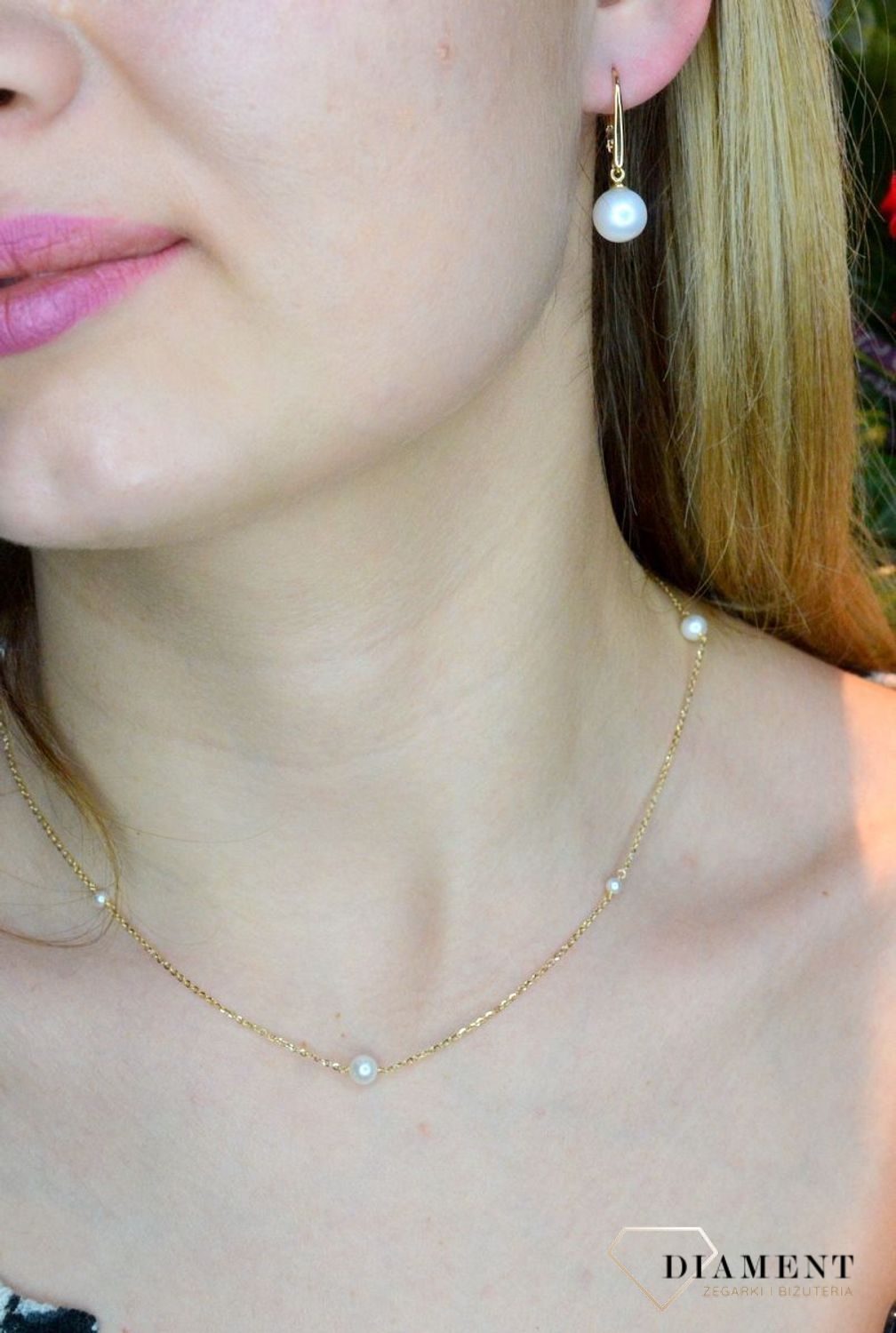 Złote kolczyki 585 wiszące perełki DIA-KLC-013811-585. Kolczyki damskie złote wiszące perły. Kolczyki to idealna proporcje zamknięte w pięknej kompozycji. Kolczyki wykonane z wysokiej jakości złota próby 585. Kolczyki pe.jpg