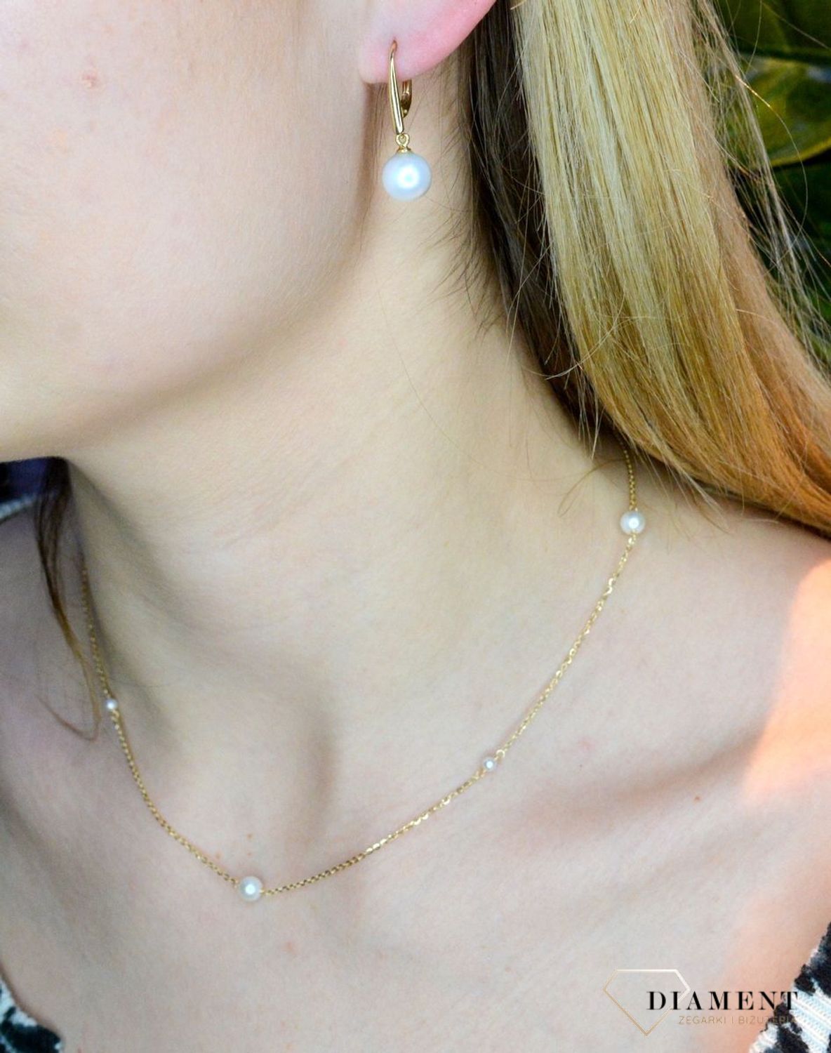 Złote kolczyki 585 wiszące perełki DIA-KLC-013811-585. Kolczyki damskie złote wiszące perły. Kolczyki to idealna proporcje zamknięte w pięknej kompozycji. Kolczyki wykonane z wysokiej jakości złota próby 585. Kolczyki pe.jpg