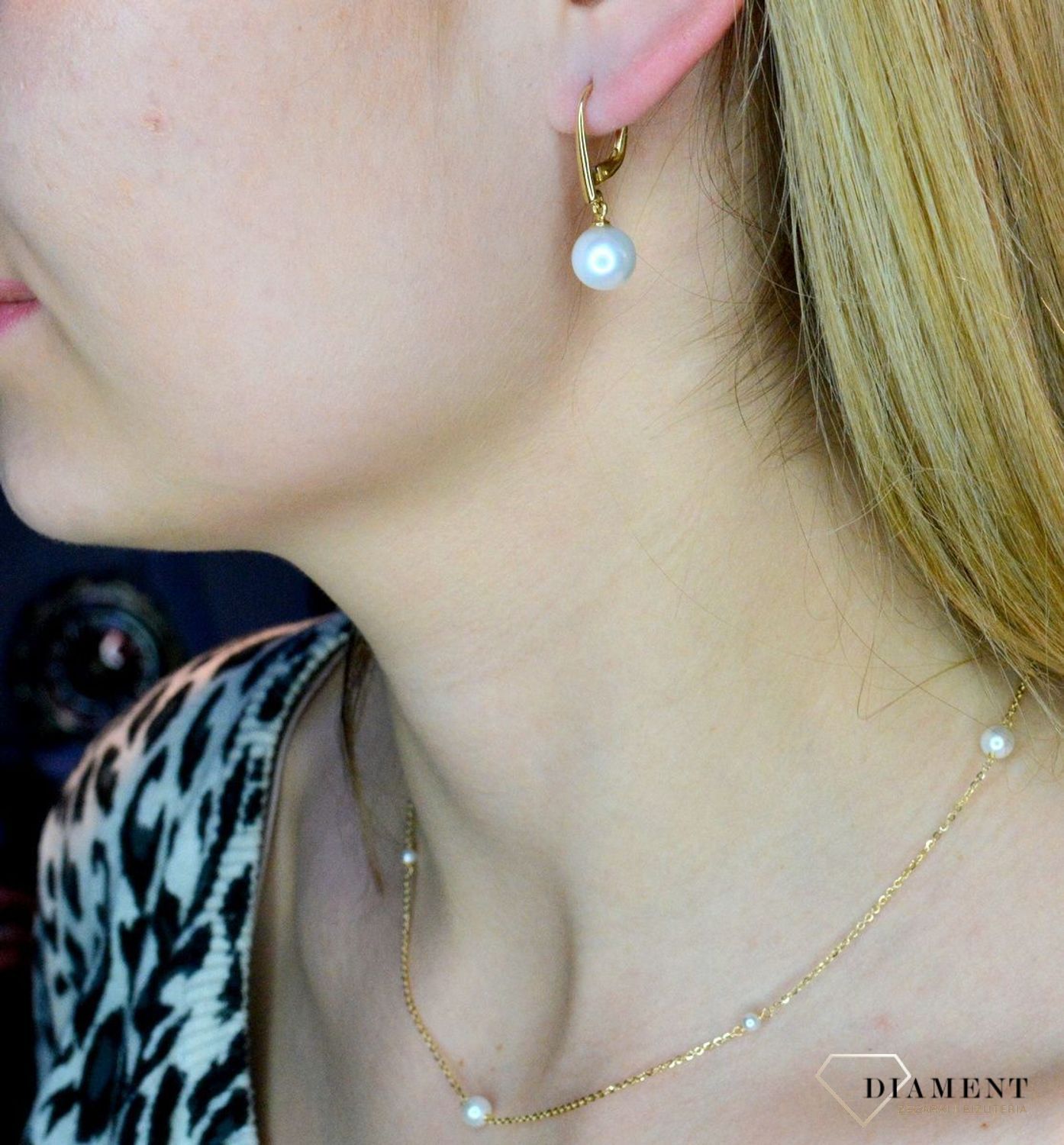 Złote kolczyki 585 wiszące perełki DIA-KLC-013811-585. Kolczyki damskie złote wiszące perły. Kolczyki to idealna proporcje zamknięte w pięknej kompozycji. Kolczyki wykonane z wysokiej jakości złota próby 585. Kolczyki pe.jpg