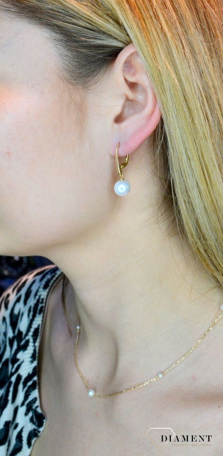 Złote kolczyki 585 wiszące perełki DIA-KLC-013811-585. Kolczyki damskie złote wiszące perły. Kolczyki to idealna proporcje zamknięte w pięknej kompozycji. Kolczyki wykonane z wysokiej jakości złota próby 585. Kolczyki pe.jpg