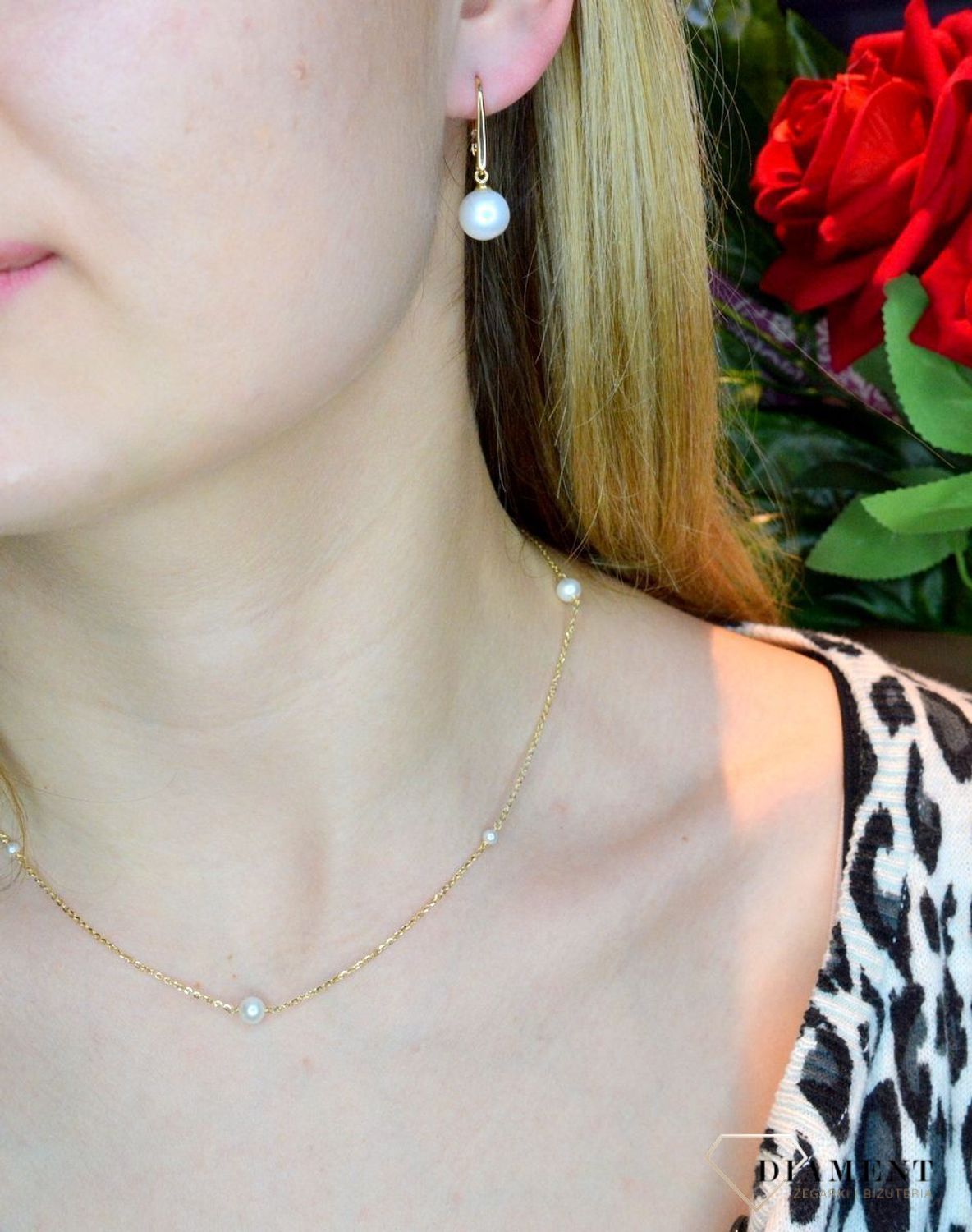 Złote kolczyki 585 wiszące perełki DIA-KLC-013811-585. Kolczyki damskie złote wiszące perły. Kolczyki to idealna proporcje zamknięte w pięknej kompozycji. Kolczyki wykonane z wysokiej jakości złota próby 585. Kolczyki pe.jpg