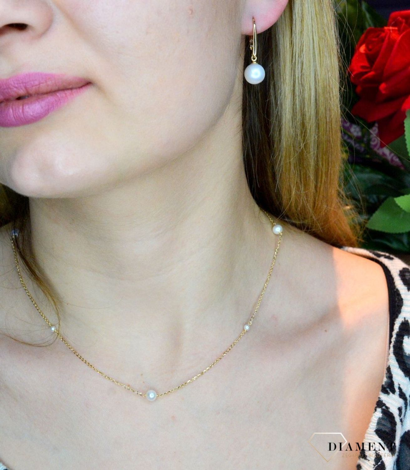 Złote kolczyki 585 wiszące perełki DIA-KLC-013811-585. Kolczyki damskie złote wiszące perły. Kolczyki to idealna proporcje zamknięte w pięknej kompozycji. Kolczyki wykonane z wysokiej jakości złota próby 585. Kolczyki pe.jpg