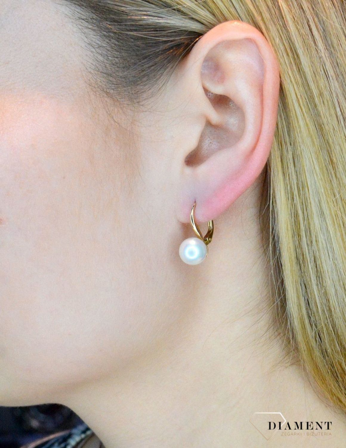 Złote kolczyki 585 okrągłe perełki DIA-KLC-013812-585. Kolczyki damskie złote okrągłe perły. Kolczyki to idealna proporcje zamknięte w pięknej kompozycji. Kolczyki wykonane z wysokiej jakości złota próby 585. Kolczyki na (1).jpg