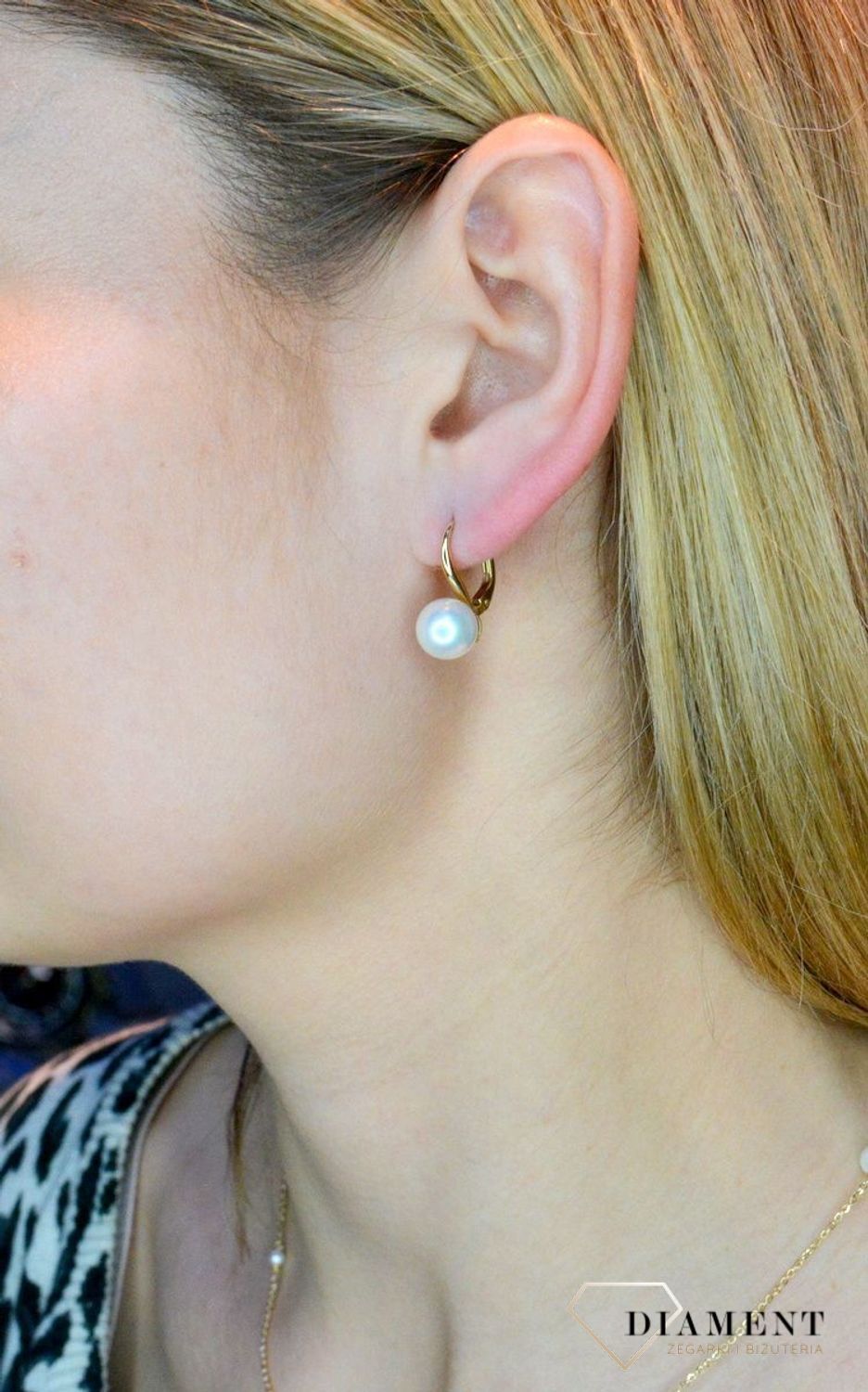 Złote kolczyki 585 okrągłe perełki DIA-KLC-013812-585. Kolczyki damskie złote okrągłe perły. Kolczyki to idealna proporcje zamknięte w pięknej kompozycji. Kolczyki wykonane z wysokiej jakości złota próby 585. Kolczyki na (1).jpg