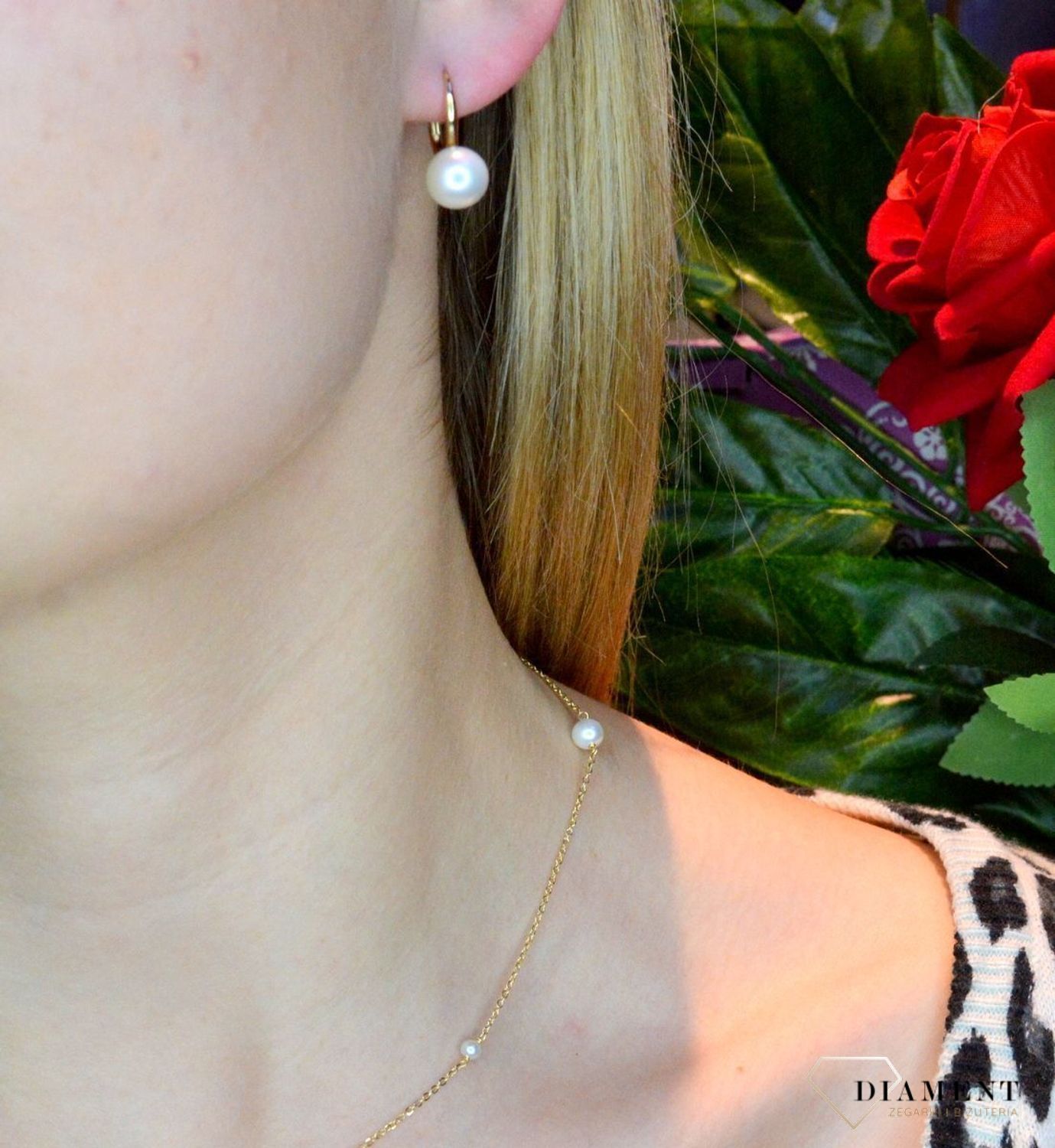 Złote kolczyki 585 okrągłe perełki DIA-KLC-013812-585. Kolczyki damskie złote okrągłe perły. Kolczyki to idealna proporcje zamknięte w pięknej kompozycji. Kolczyki wykonane z wysokiej jakości złota próby 585. Kolczyki na (1).jpg