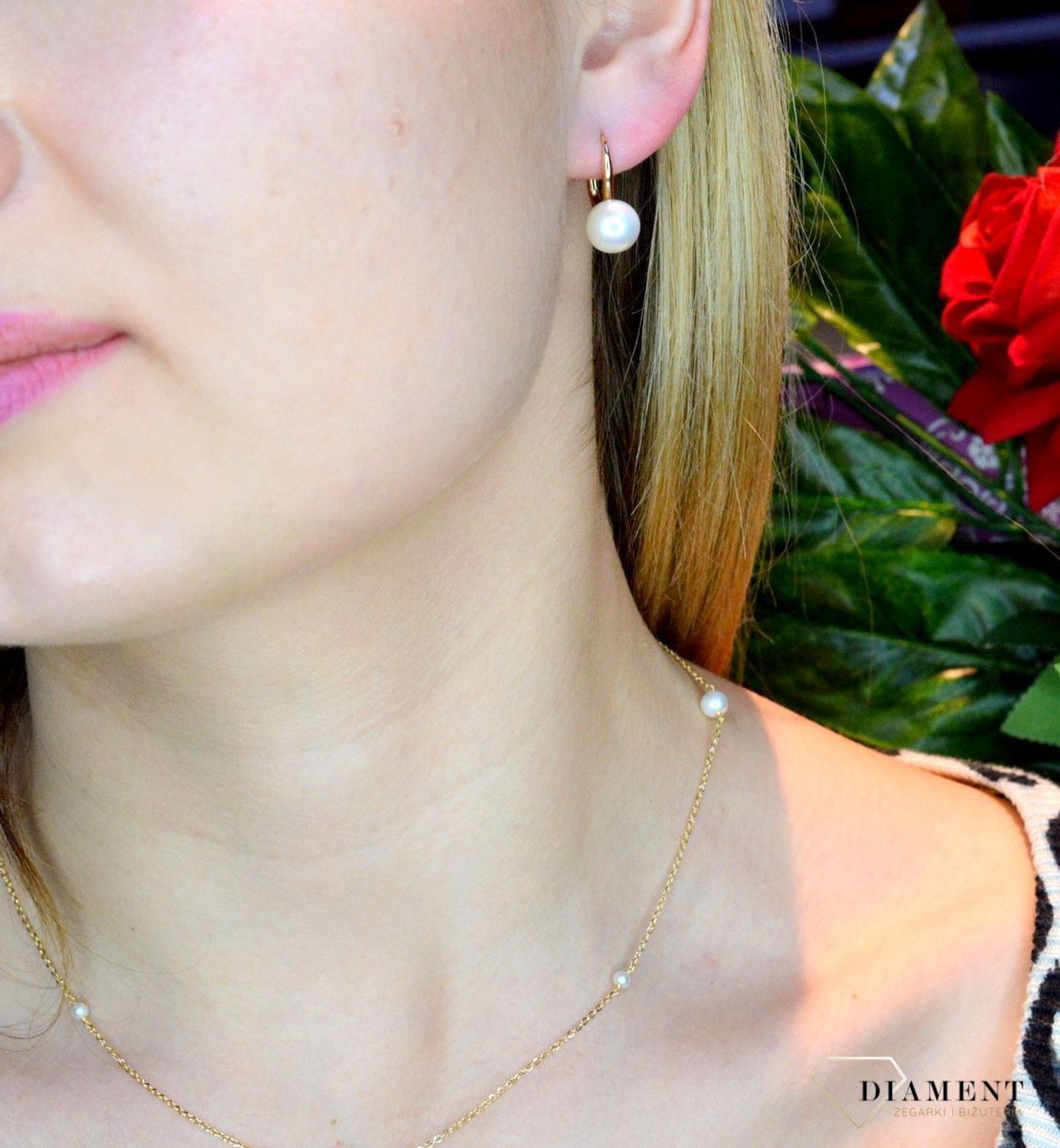 Złote kolczyki 585 okrągłe perełki DIA-KLC-013812-585. Kolczyki damskie złote okrągłe perły. Kolczyki to idealna proporcje zamknięte w pięknej kompozycji. Kolczyki wykonane z wysokiej jakości złota próby 585. Kolczyki na (1).jpg