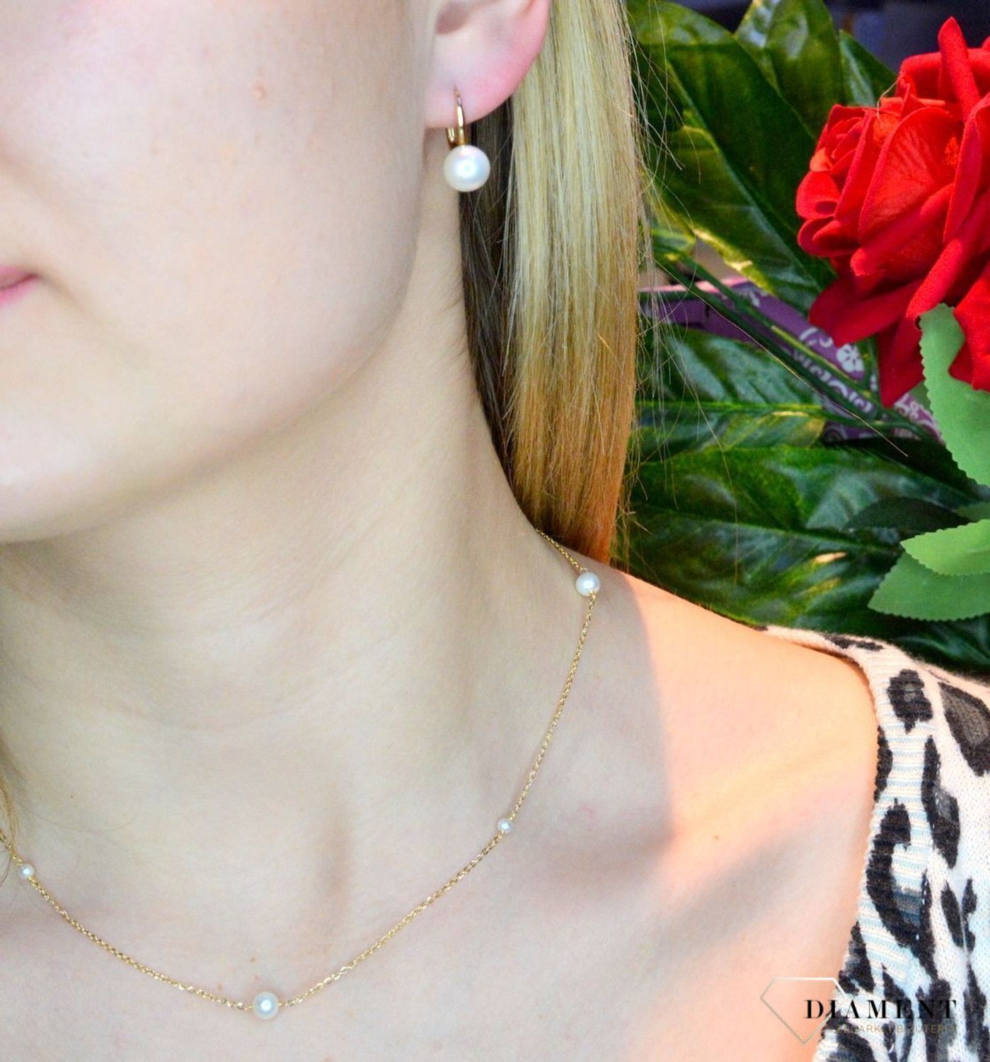 Złote kolczyki 585 okrągłe perełki DIA-KLC-013812-585. Kolczyki damskie złote okrągłe perły. Kolczyki to idealna proporcje zamknięte w pięknej kompozycji. Kolczyki wykonane z wysokiej jakości złota próby 585. Kolczyki na (1).jpg