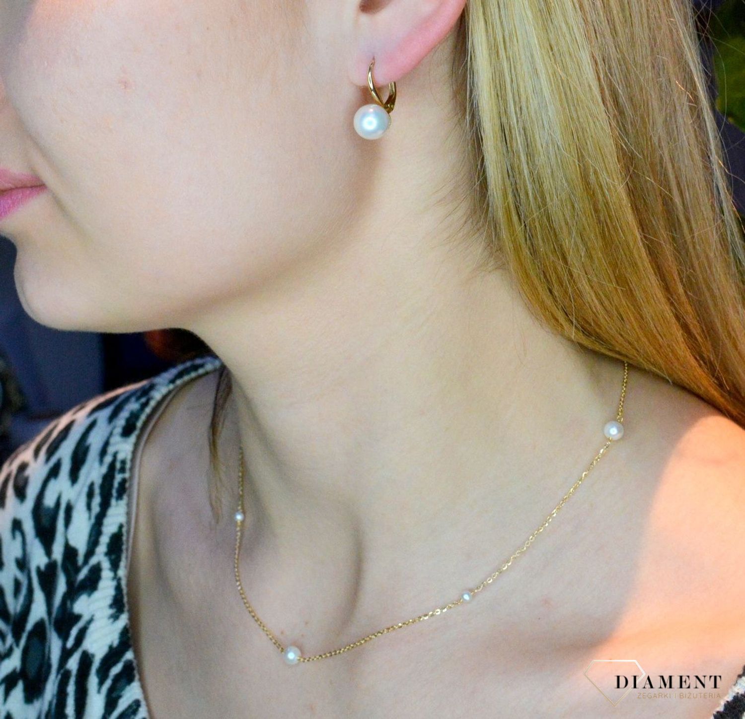 Złote kolczyki 585 okrągłe perełki DIA-KLC-013812-585. Kolczyki damskie złote okrągłe perły. Kolczyki to idealna proporcje zamknięte w pięknej kompozycji. Kolczyki wykonane z wysokiej jakości złota próby 585. Kolczyki na (1).jpg