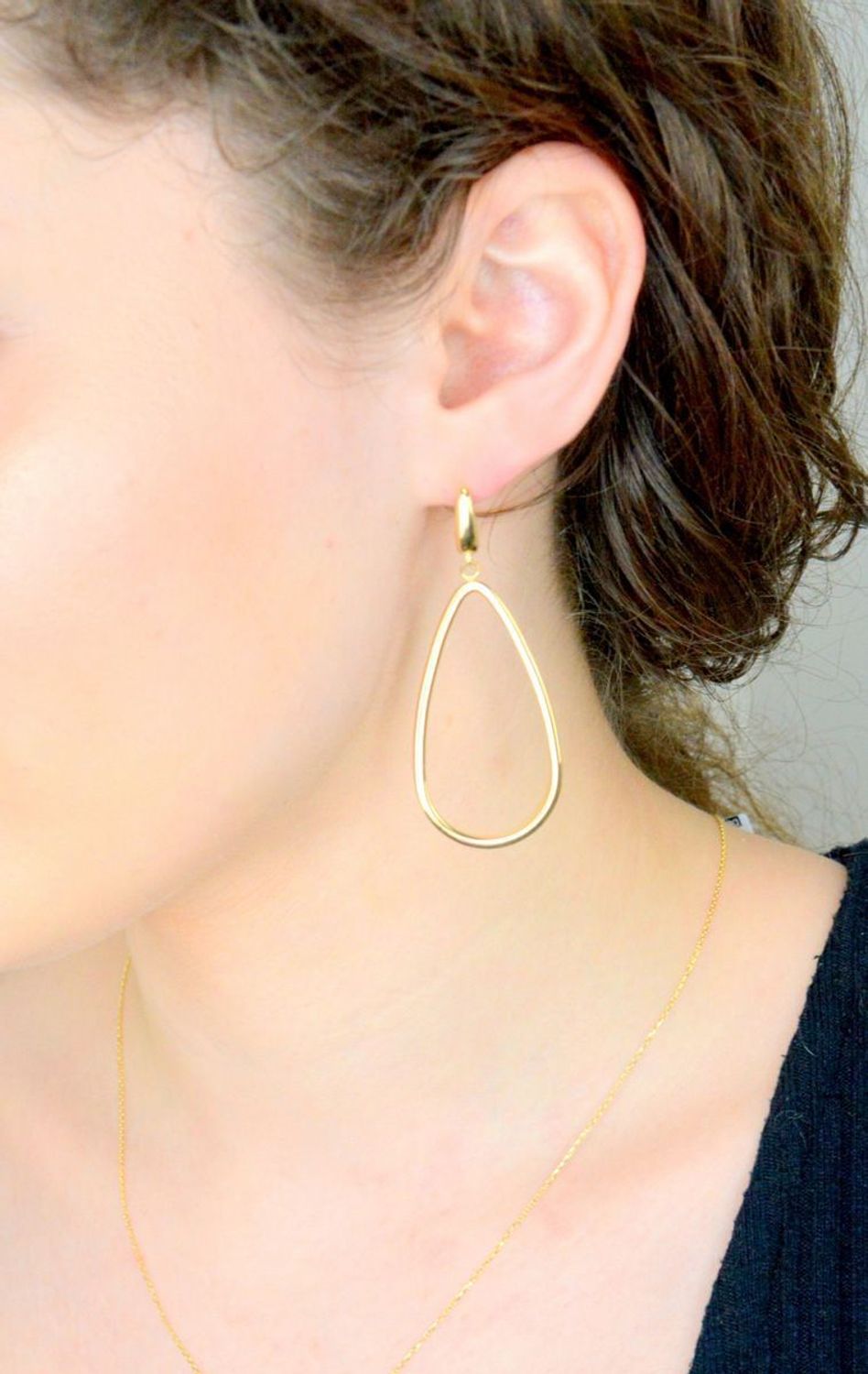 Kolczyki złote wiszące łezki pr 585, DIA-KLC-013846-585 Złote kolczyki wykonane z najwyższej jakości żółtego złota, próba 585. Kolczyki w kształcie łezki, wpisujące się w obecne trendy modowe.1.jpg