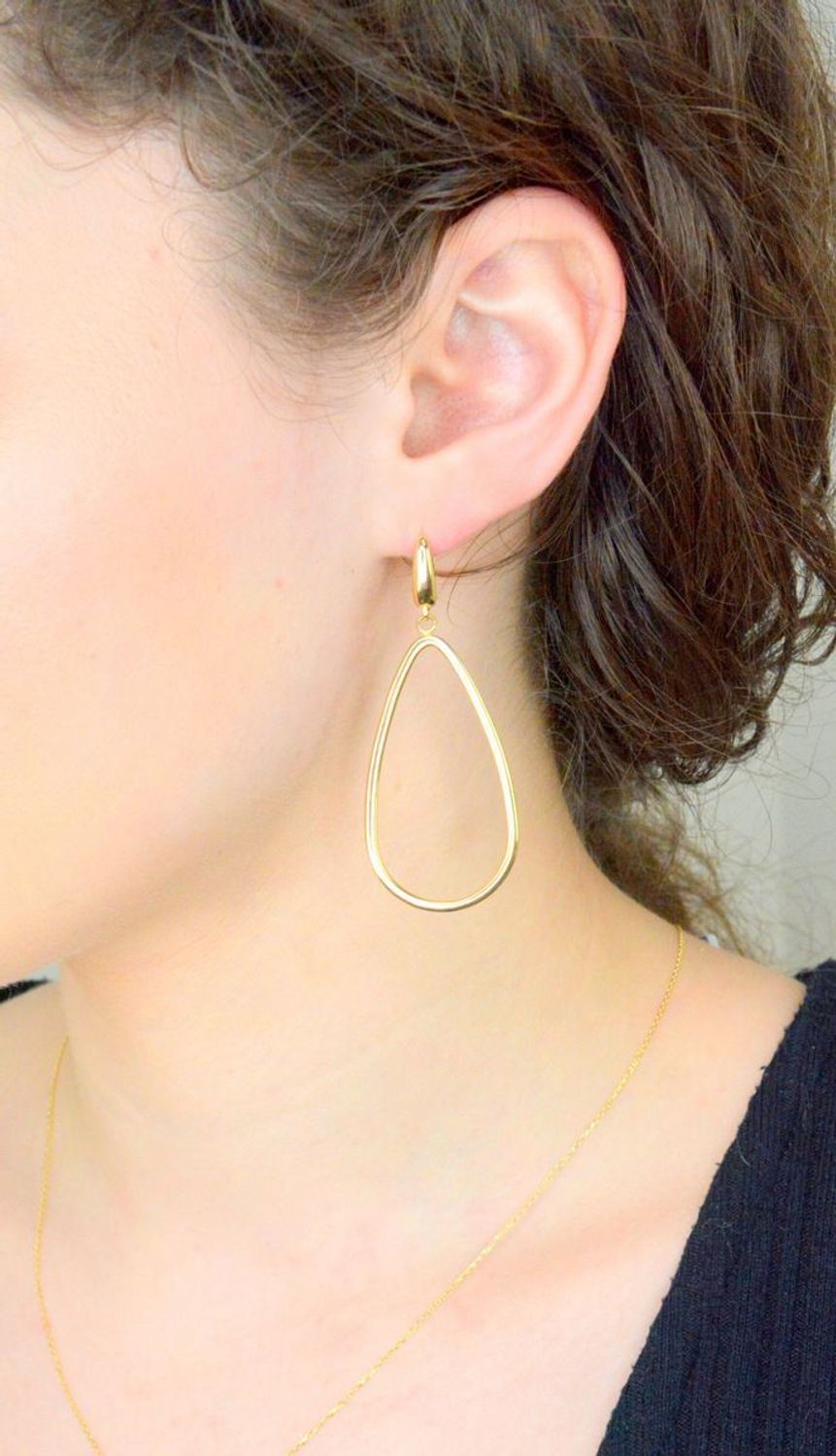 Kolczyki złote wiszące łezki pr 585, DIA-KLC-013846-585 Złote kolczyki wykonane z najwyższej jakości żółtego złota, próba 585. Kolczyki w kształcie łezki, wpisujące się w obecne trendy modowe.1.jpg