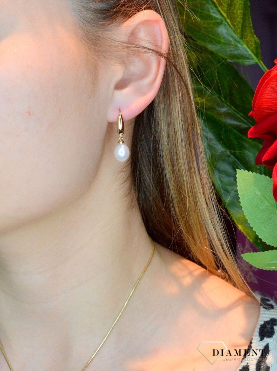Złote kolczyki 585 z owalna perełką DIA-KLC-013901-585.  Kolczyki damskie złote wiszące perły. Kolczyki to idealna proporcje zamknięte w pięknej kompozycji. Kolczyki wykonane z wysokiej jakości złota próby 585. Kolczyki.jpg