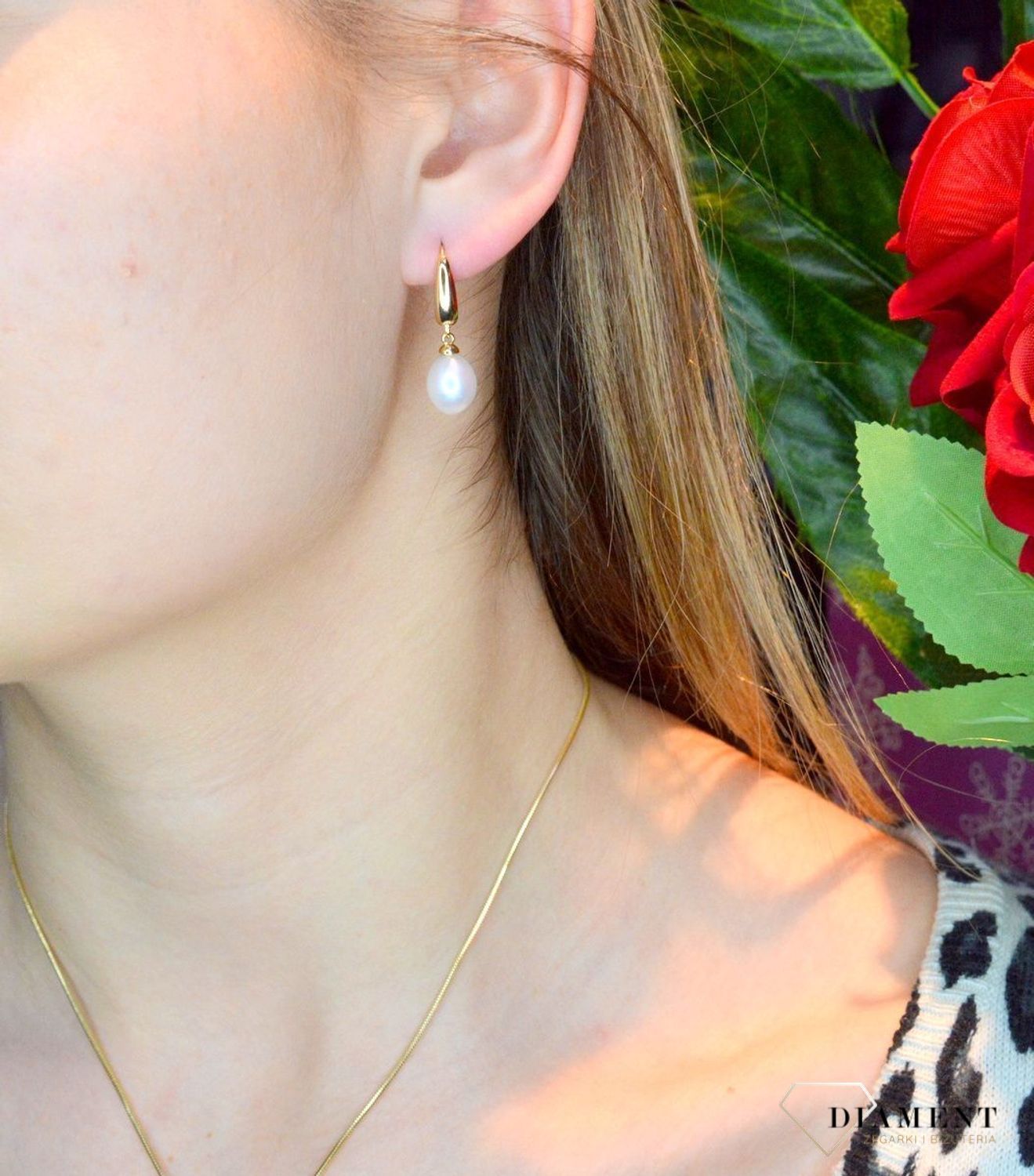 Złote kolczyki 585 z owalna perełką DIA-KLC-013901-585.  Kolczyki damskie złote wiszące perły. Kolczyki to idealna proporcje zamknięte w pięknej kompozycji. Kolczyki wykonane z wysokiej jakości złota próby 585. Kolczyki.jpg