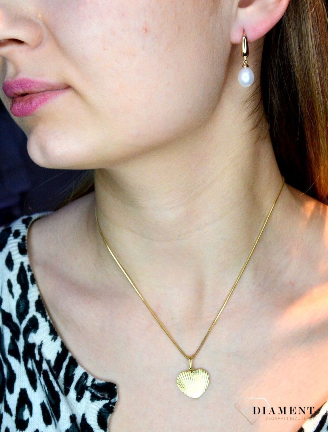 Złote kolczyki 585 z owalna perełką DIA-KLC-013901-585.  Kolczyki damskie złote wiszące perły. Kolczyki to idealna proporcje zamknięte w pięknej kompozycji. Kolczyki wykonane z wysokiej jakości złota próby 585. Kolczyki.jpg