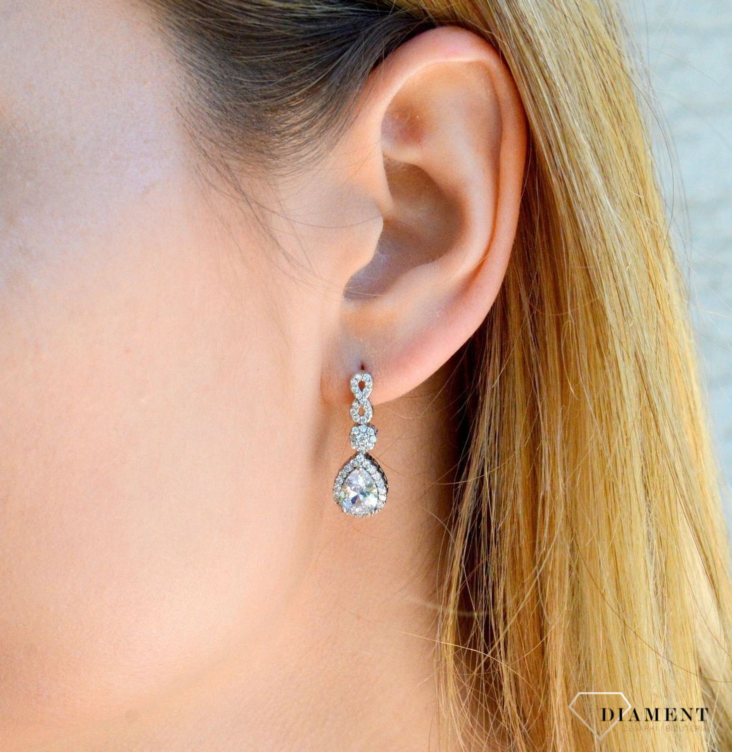 Srebrne kolczyki wiszące łezki ze znakiem nieskończoność w cyrkoniach DIA-KLC-0702-925 .Cudowne, proste idealnie wykończone kolczyki. Kolczyki z zapięciem na sztyft jest to bardzo wygodne zapięcie..jpg