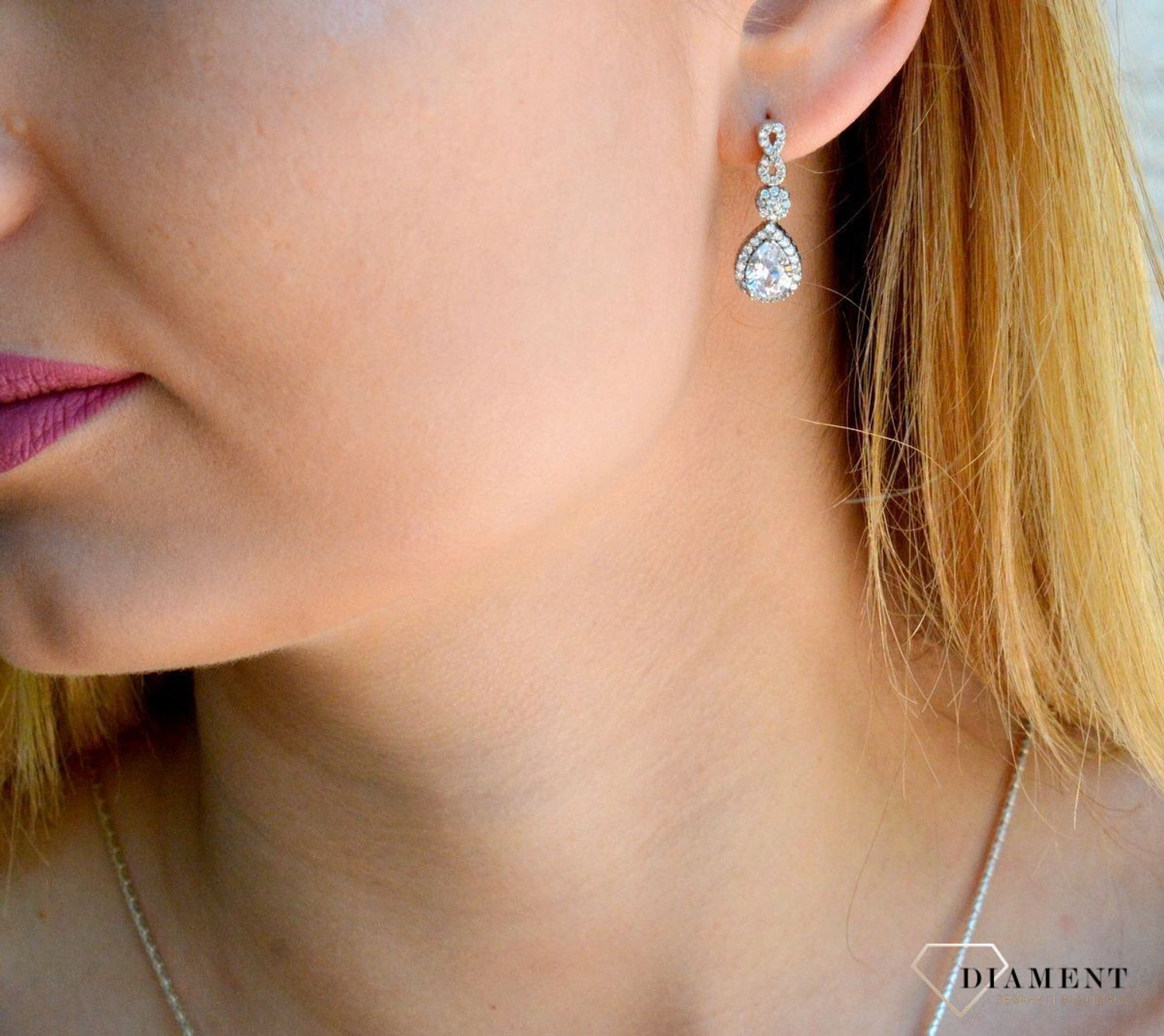 Srebrne kolczyki wiszące łezki ze znakiem nieskończoność w cyrkoniach DIA-KLC-0702-925 .Cudowne, proste idealnie wykończone kolczyki. Kolczyki z zapięciem na sztyft jest to bardzo wygodne zapięcie..jpg