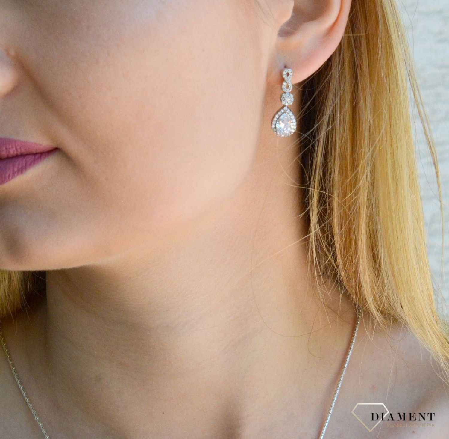 Srebrne kolczyki wiszące łezki ze znakiem nieskończoność w cyrkoniach DIA-KLC-0702-925 .Cudowne, proste idealnie wykończone kolczyki. Kolczyki z zapięciem na sztyft jest to bardzo wygodne zapięcie..jpg