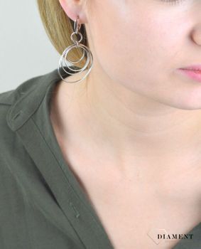 Srebrne wiszące kolczyki koła. Świetny dodatek do wielu stylizacji, zarówno tych codziennych, jak i na ważne okazje. Ten wzór kolczyka ma kształt koła na którym został powieszony element ozdobny w postaci czterech więks (1).JPG