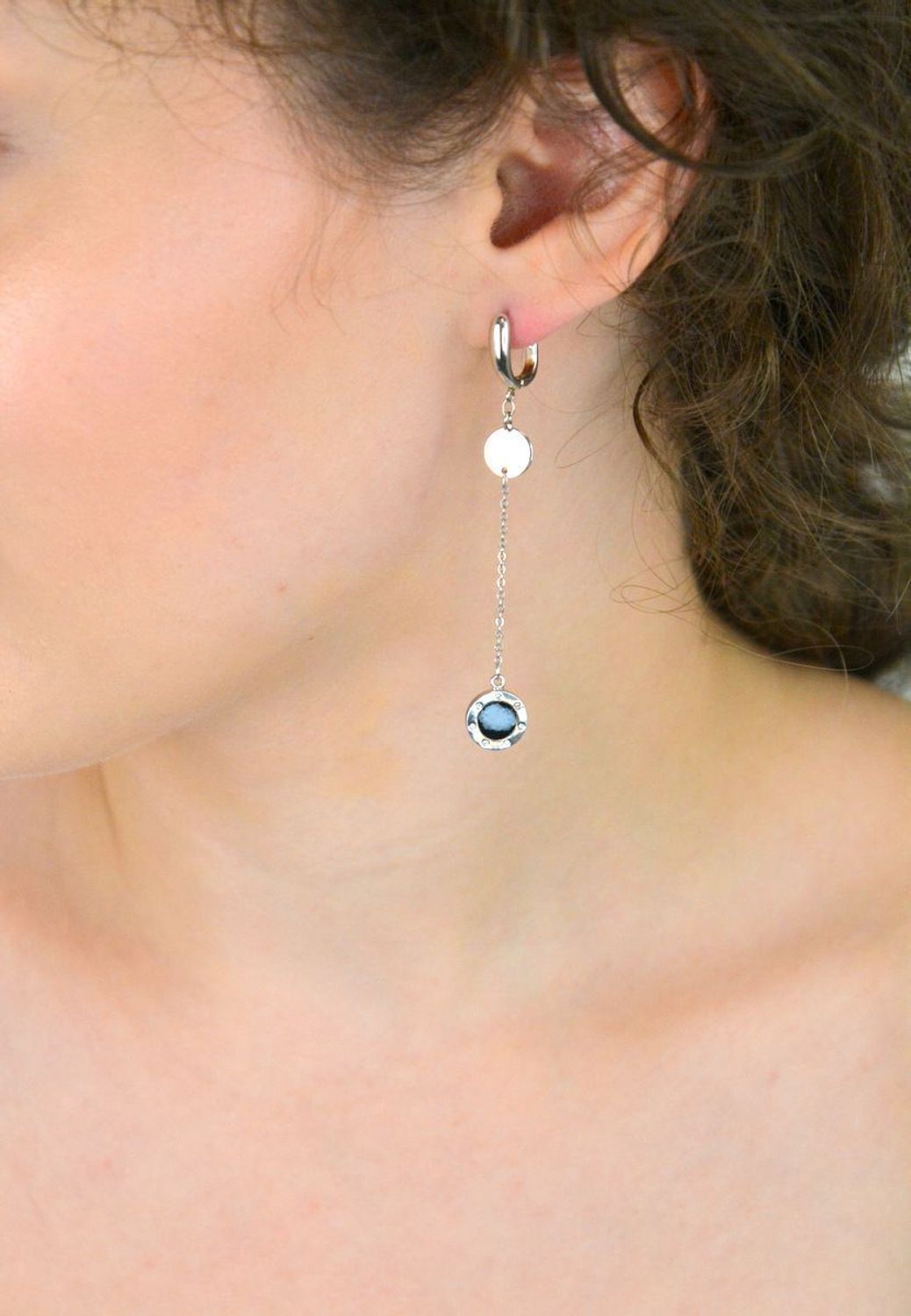 Wiszące kolczyki damskie wykonane ze srebra próby 925, zdobione czarną emalią i białymi cyrkoniami. Długość 7 cm, zapięcie bigiel angielski. Stylowa i oryginalna biżuteria.1.jpg