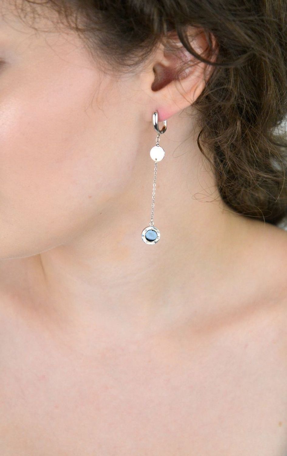 Wiszące kolczyki damskie wykonane ze srebra próby 925, zdobione czarną emalią i białymi cyrkoniami. Długość 7 cm, zapięcie bigiel angielski. Stylowa i oryginalna biżuteria.1.jpg