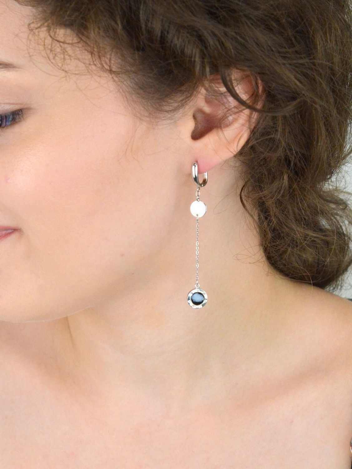 Wiszące kolczyki damskie wykonane ze srebra próby 925, zdobione czarną emalią i białymi cyrkoniami. Długość 7 cm, zapięcie bigiel angielski. Stylowa i oryginalna biżuteria.1.jpg