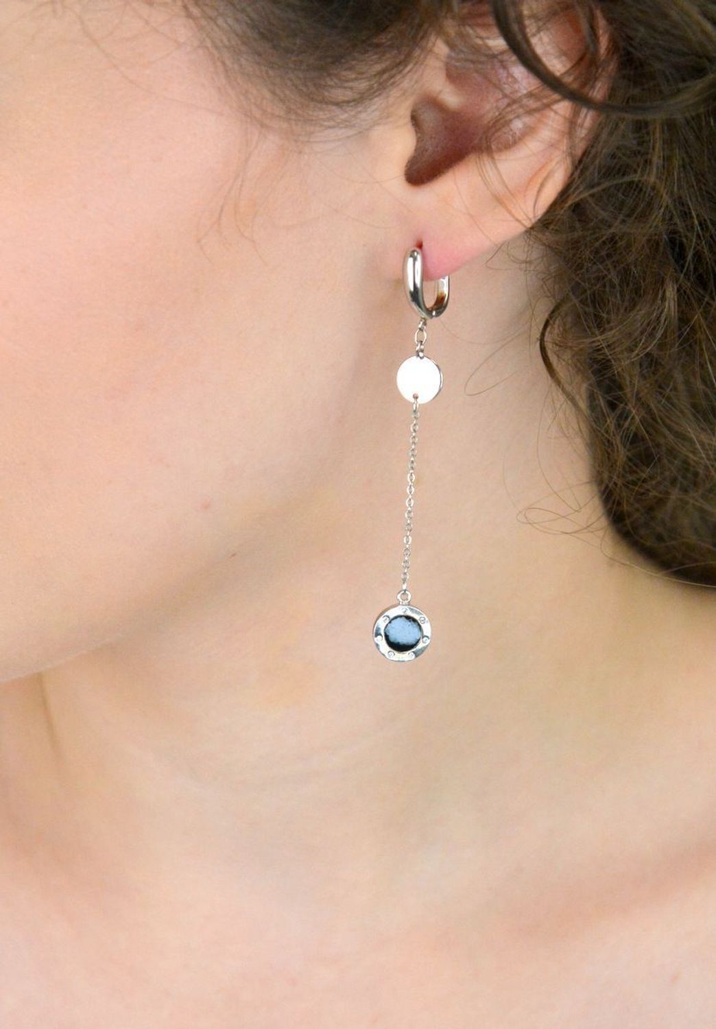 Wiszące kolczyki damskie wykonane ze srebra próby 925, zdobione czarną emalią i białymi cyrkoniami. Długość 7 cm, zapięcie bigiel angielski. Stylowa i oryginalna biżuteria.1.jpg