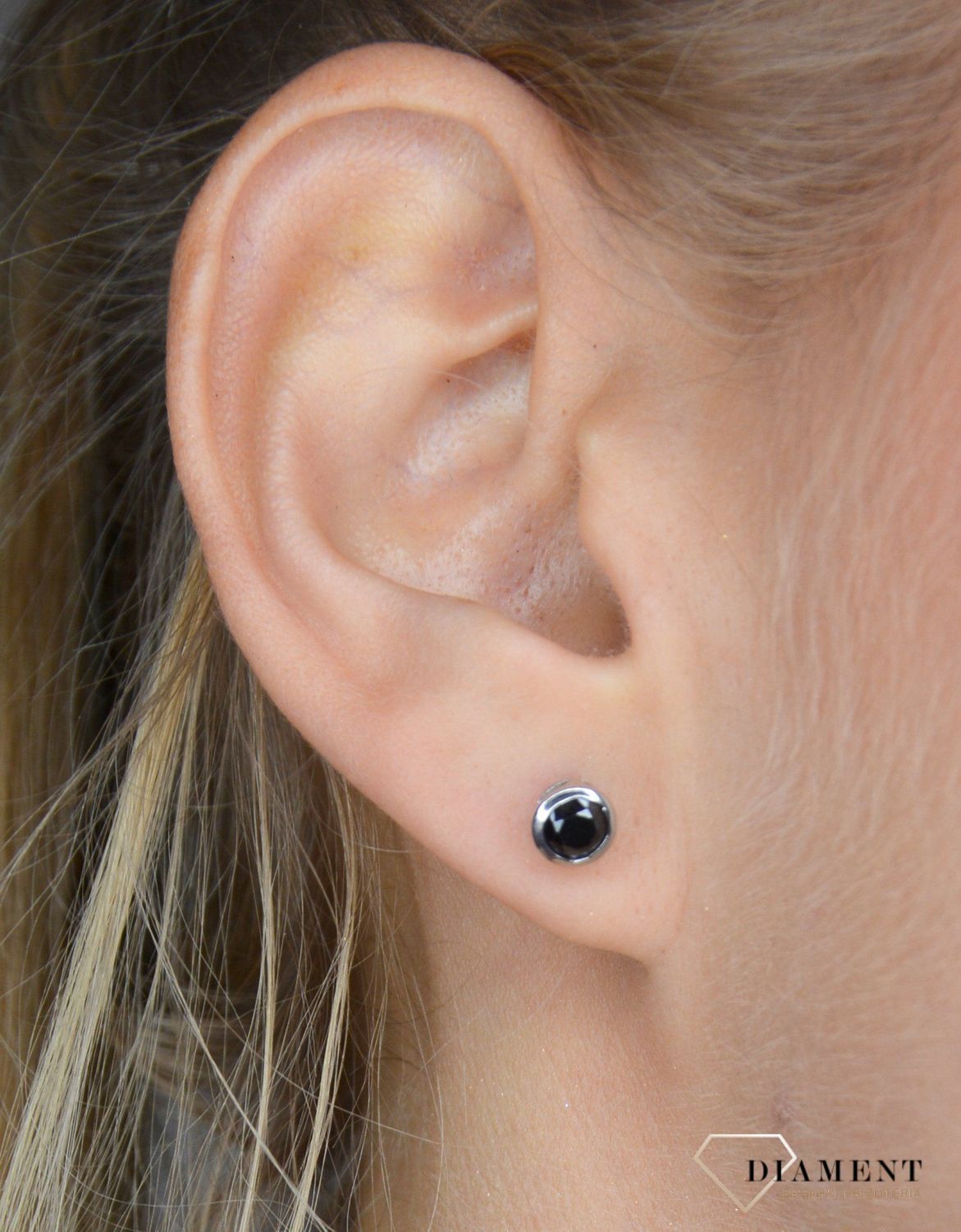 Srebrne kolczyki damskie z zapięciem na sztyft z czarną cyrkonią.jpg