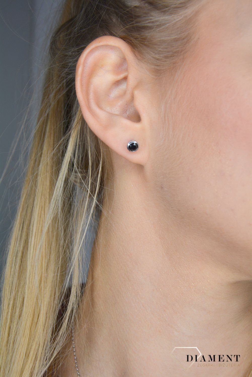 Srebrne kolczyki damskie z zapięciem na sztyft z czarną cyrkonią.jpg