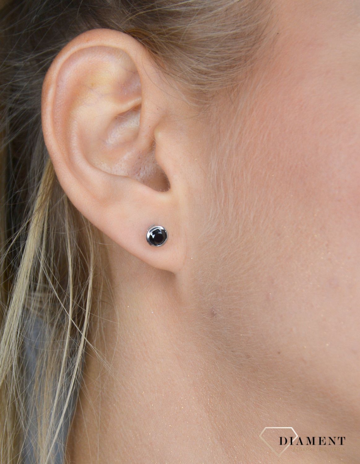 Srebrne kolczyki damskie z zapięciem na sztyft z czarną cyrkonią.jpg