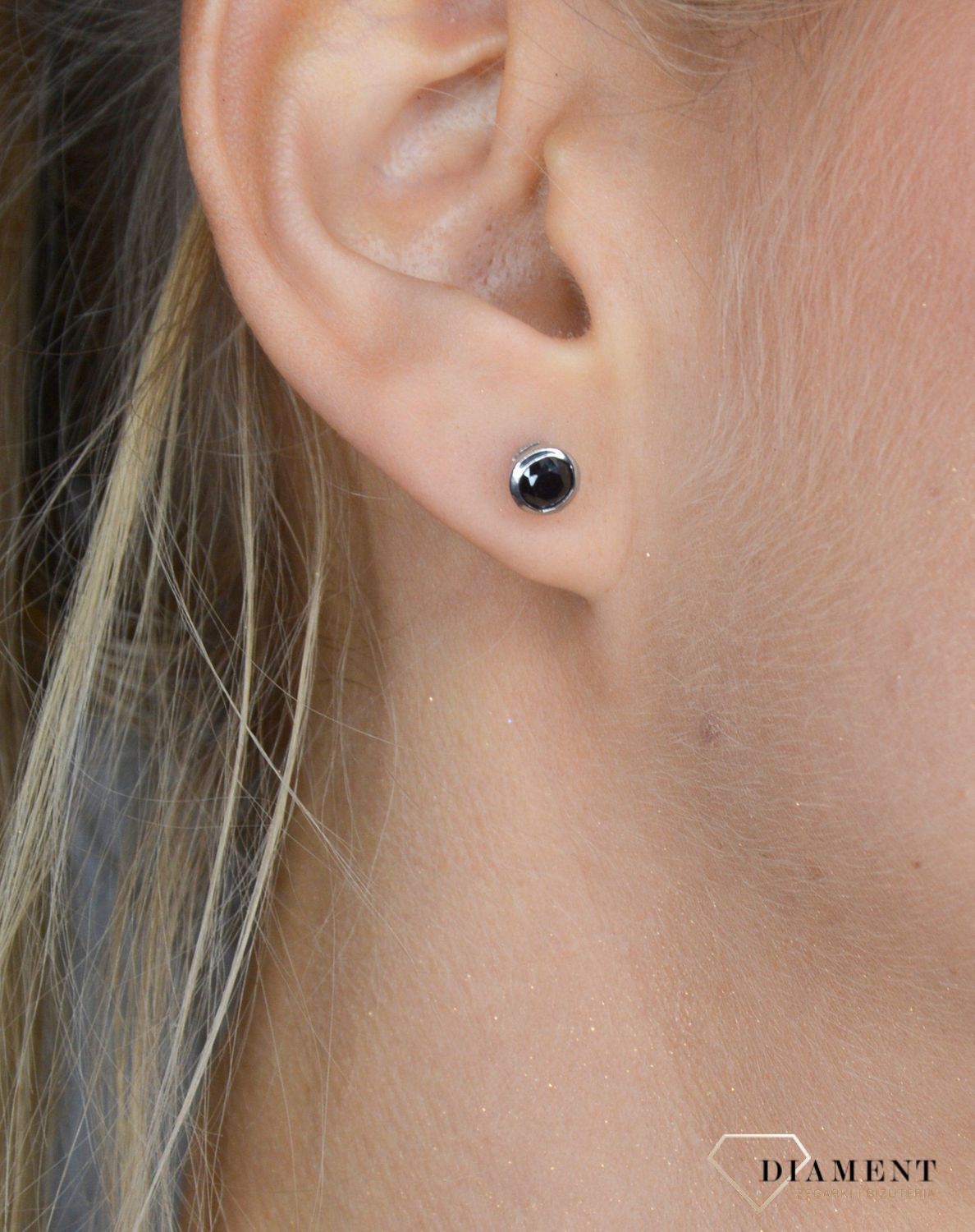 Srebrne kolczyki damskie z zapięciem na sztyft z czarną cyrkonią.jpg