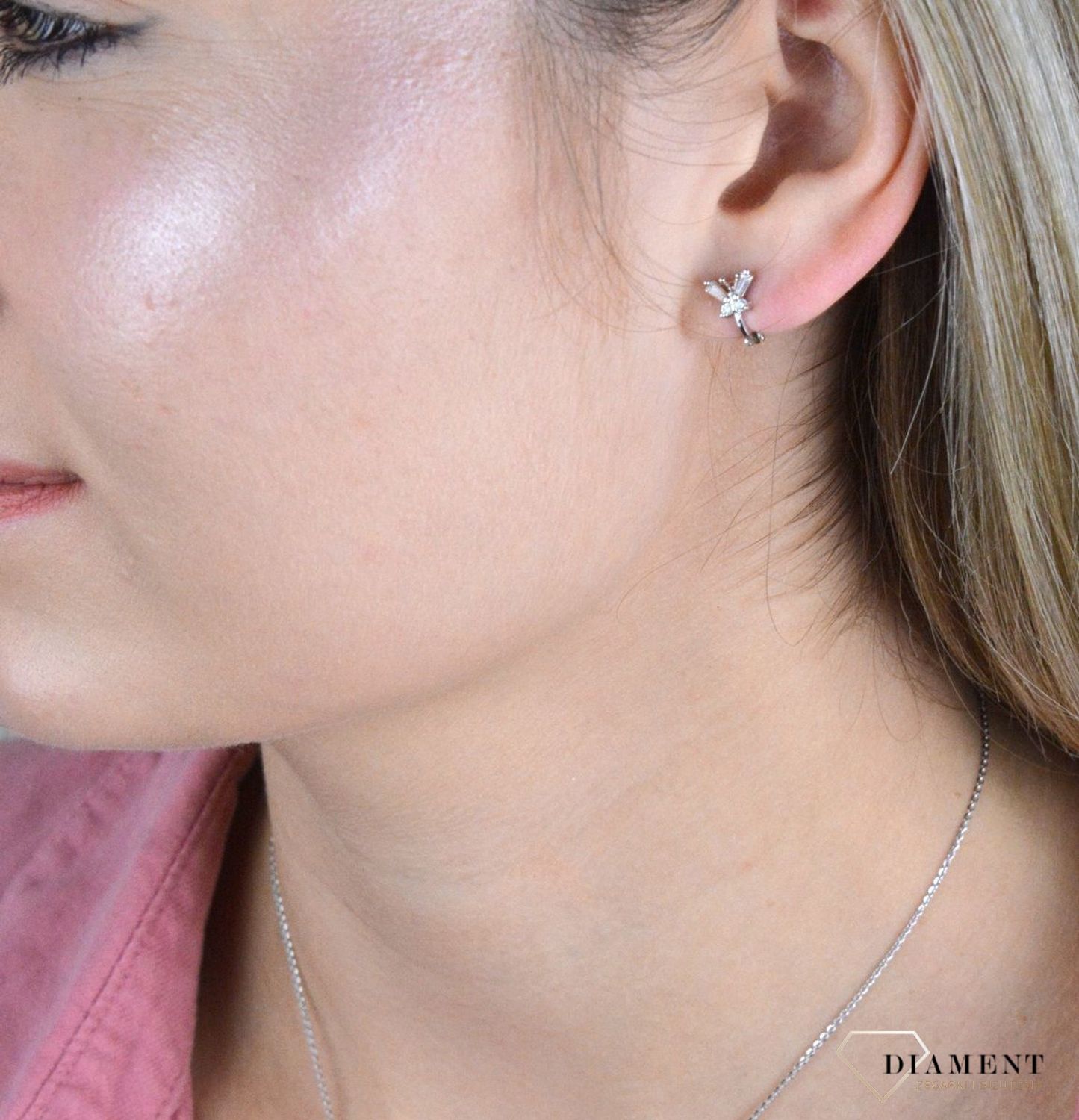 Kolczyki srebrne dziecięce motylki 925 DIA-KLC-0741-925.  Eleganckie, srebrne kolczyki z ponadczasowym modnym motywem. Ich kształt jest uniwersalny, ponadczasowy a dzięki swojemu wyjątkowemu wykonaniu nadają się na prezent..jpg