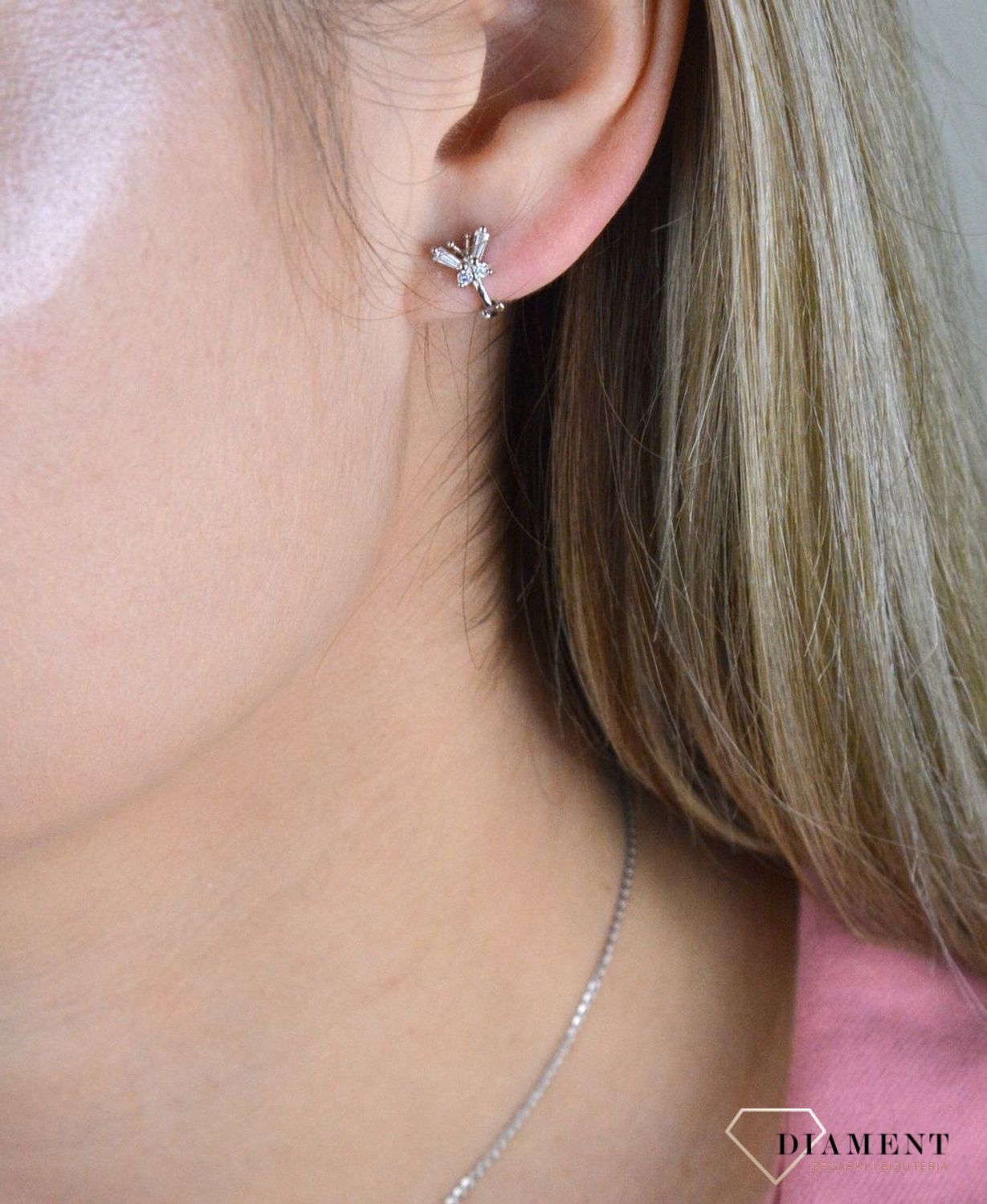 Kolczyki srebrne dziecięce motylki 925 DIA-KLC-0741-925.  Eleganckie, srebrne kolczyki z ponadczasowym modnym motywem. Ich kształt jest uniwersalny, ponadczasowy a dzięki swojemu wyjątkowemu wykonaniu nadają się na prezent..jpg