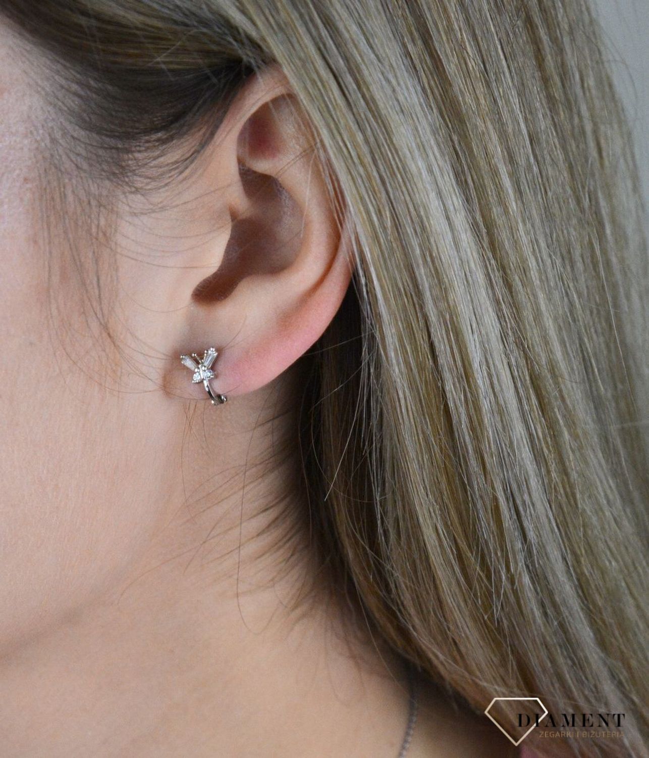 Kolczyki srebrne dziecięce motylki 925 DIA-KLC-0741-925.  Eleganckie, srebrne kolczyki z ponadczasowym modnym motywem. Ich kształt jest uniwersalny, ponadczasowy a dzięki swojemu wyjątkowemu wykonaniu nadają się na prezent..jpg