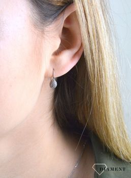 Srebrne kolczyki wiszące w kształcie łezki ozdobione cyrkonią . Delikatne kolczyki wykonane z najwyższej jakości srebrna próby 925 wyglądają bardzo elegancko. Kolczyki w minimalistycznym stylu (2).JPG