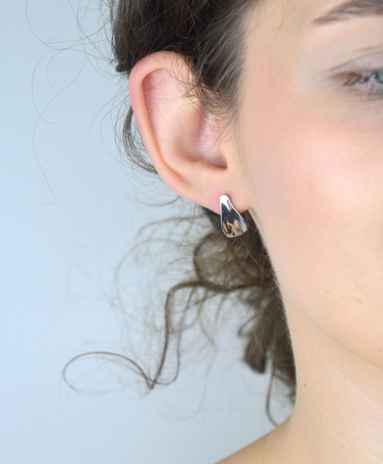 Eleganckie kolczyki damskie srebrne próby 925 w kształcie łezek. Długość 1,7 cm, szerokość 9 mm, zapięcie na sztyft, waga 2,50 g. Model DIA-KLC-0788-925.1.jpg