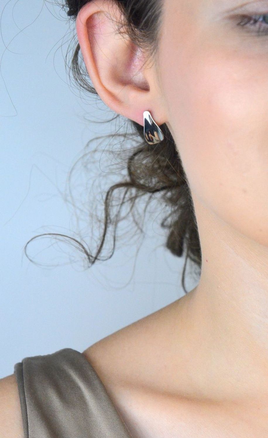 Eleganckie kolczyki damskie srebrne próby 925 w kształcie łezek. Długość 1,7 cm, szerokość 9 mm, zapięcie na sztyft, waga 2,50 g. Model DIA-KLC-0788-925.1.jpg