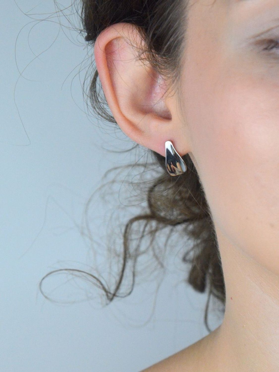 Eleganckie kolczyki damskie srebrne próby 925 w kształcie łezek. Długość 1,7 cm, szerokość 9 mm, zapięcie na sztyft, waga 2,50 g. Model DIA-KLC-0788-925.1.jpg