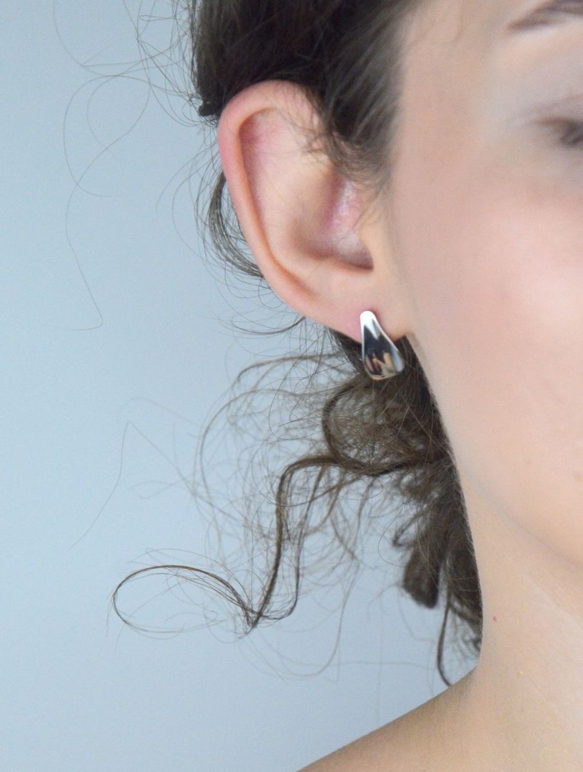 Eleganckie kolczyki damskie srebrne próby 925 w kształcie łezek. Długość 1,7 cm, szerokość 9 mm, zapięcie na sztyft, waga 2,50 g. Model DIA-KLC-0788-925.1.jpg