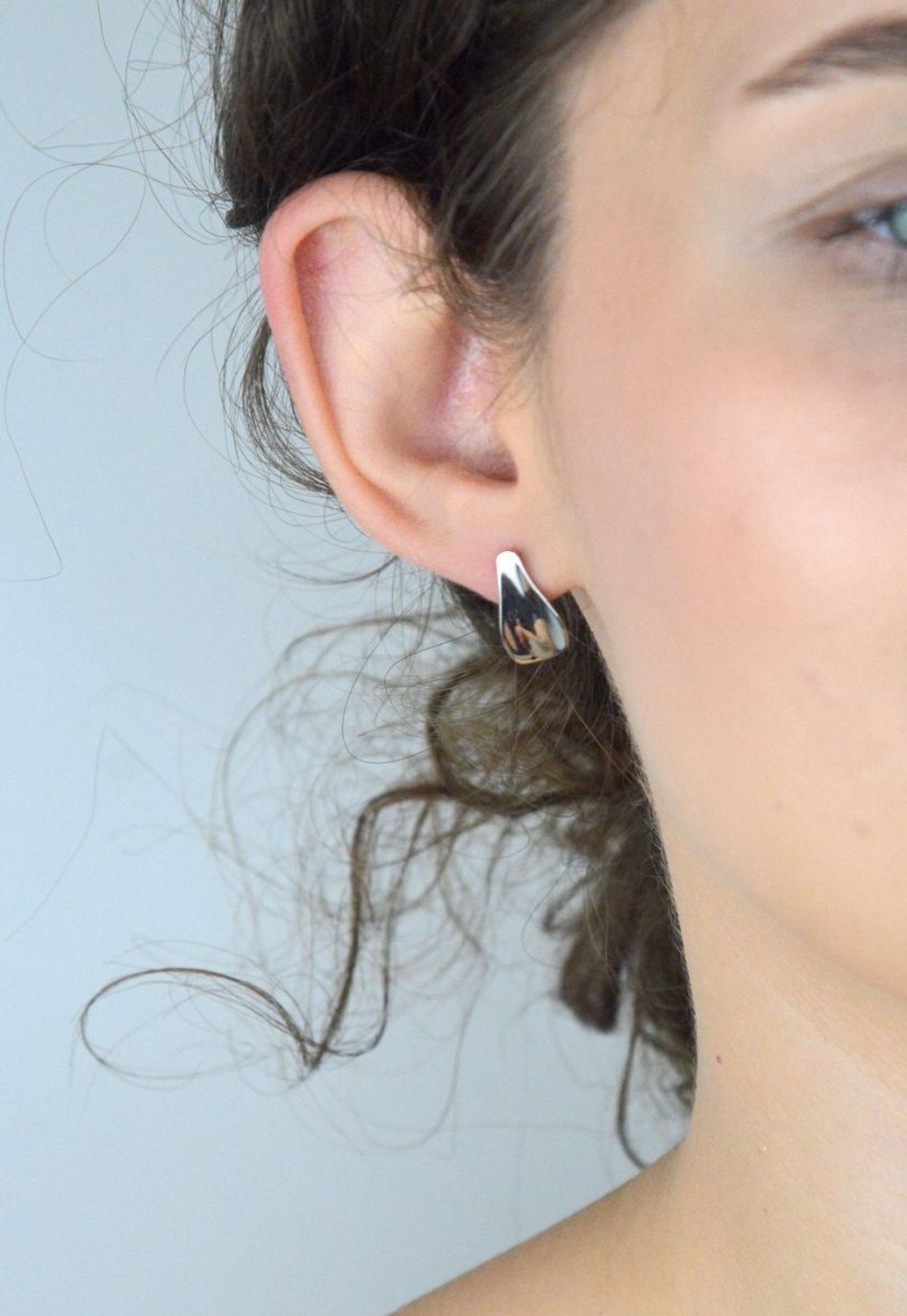 Eleganckie kolczyki damskie srebrne próby 925 w kształcie łezek. Długość 1,7 cm, szerokość 9 mm, zapięcie na sztyft, waga 2,50 g. Model DIA-KLC-0788-925.1.jpg