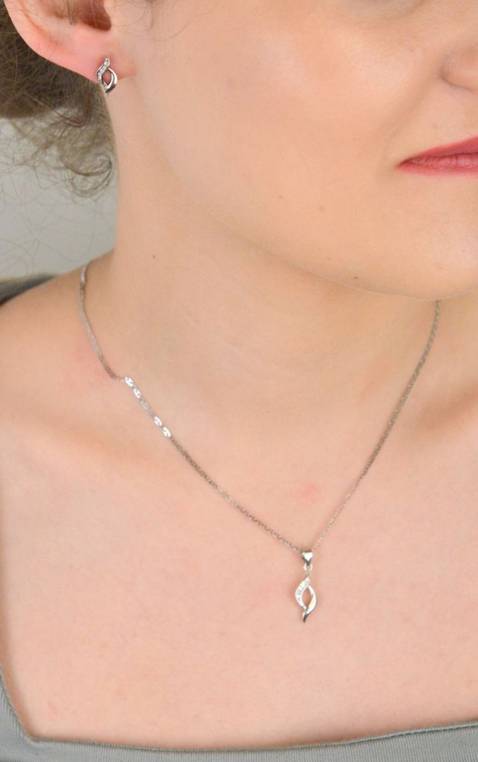 Kolczyki srebrne próba 925 zdobione cyrkoniami, DIA-KLC-0796-925 Srebrne kolczyki o wyjątkowo subtelnym designie to idealna propozycja dla kobiet, które kochają klasykę z 1.jpg