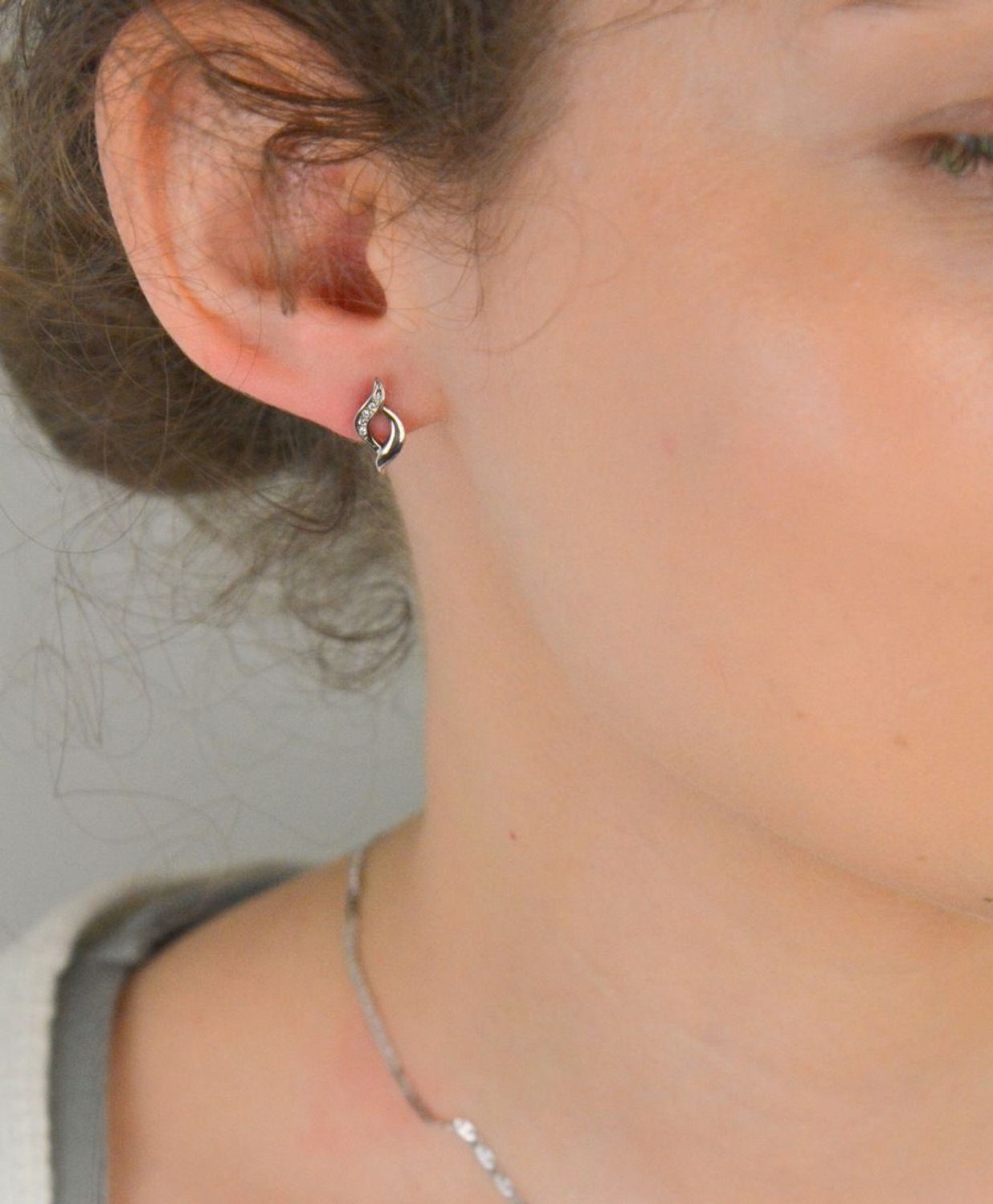 Kolczyki srebrne próba 925 zdobione cyrkoniami, DIA-KLC-0796-925 Srebrne kolczyki o wyjątkowo subtelnym designie to idealna propozycja dla kobiet, które kochają klasykę z 1.jpg